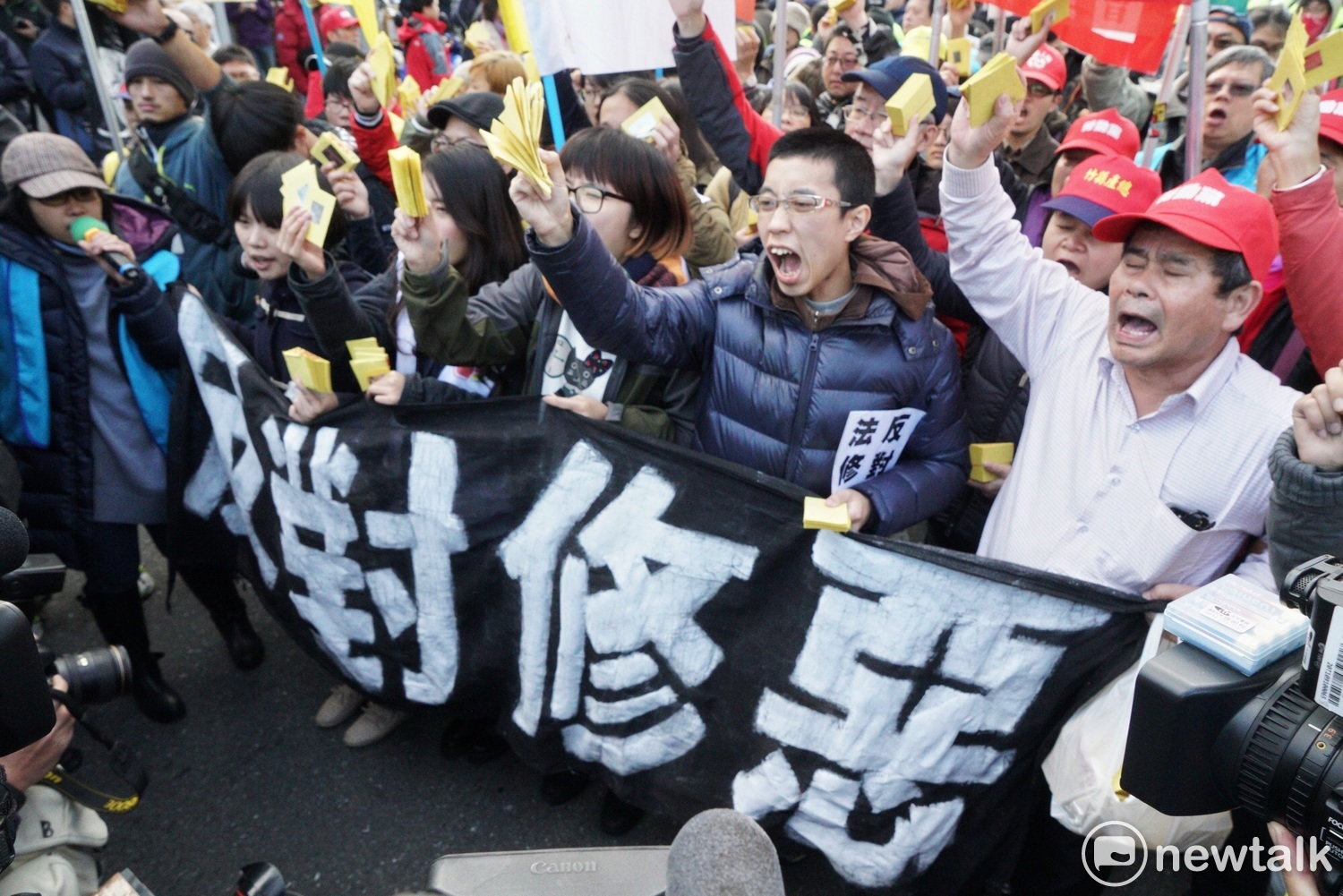 立法院臨時會今(10日)通過勞基法修正案,近百位勞工團體與青年學生帶著20捆牛鬼神神專用的銀紙,從立法院外的青島東路步行出發,沿路高喊:「反對修惡拒絕惡法」等口號,並且在忠孝東路與中山南路口,對著行政院狂灑第一波紙錢,隨後對著立法院的每一個出入口丟擲一波波的紙錢和煙霧彈,表達對勞權倒退的不滿與心中的憤怒。 立法院臨時會今(10日)通過勞基法修正案,近百位勞工團體與青年學生帶著20捆牛鬼神神專用的銀紙,從立法院外的青島東路步行出發,沿路高喊:「反對修惡拒絕惡法」等口號,並且在忠孝東路與中山南路口,對著行政院狂灑第一波紙錢,隨後對著立法院的每一個出入口丟擲一波波的紙錢和煙霧彈,表達對勞權倒退的不滿與心中的憤怒。