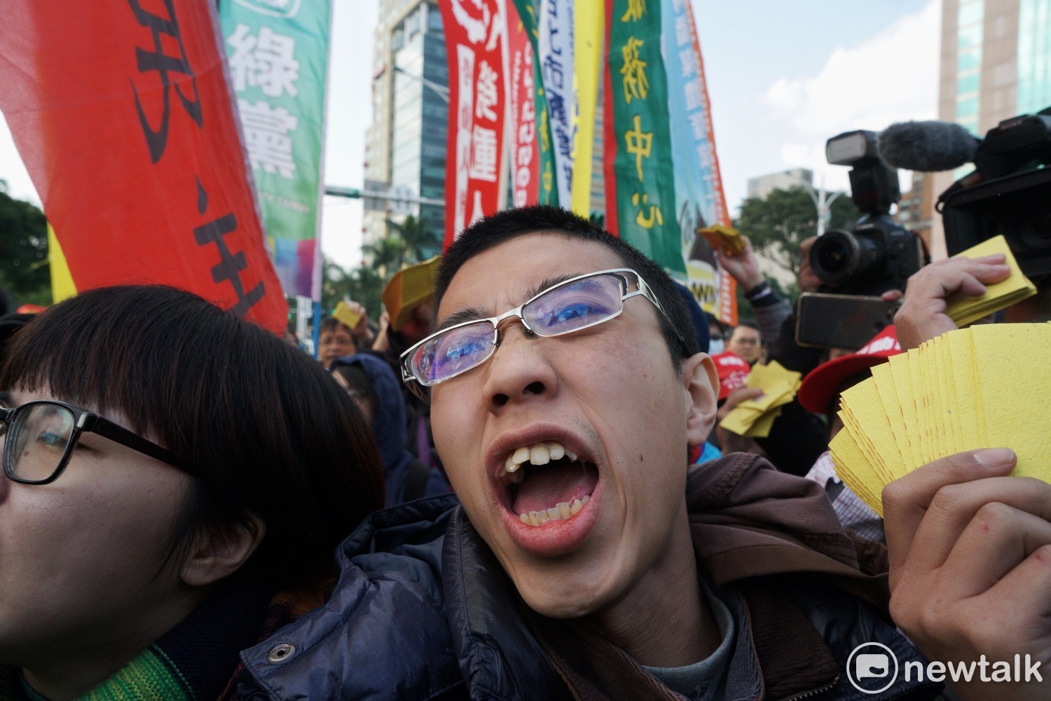 立法院臨時會今(10日)通過勞基法修正案,近百位勞工團體與青年學生帶著20捆牛鬼神神專用的銀紙,從立法院外的青島東路步行出發,沿路高喊:「反對修惡拒絕惡法」等口號,並且在忠孝東路與中山南路口,對著行政院狂灑第一波紙錢,隨後對著立法院的每一個出入口丟擲一波波的紙錢和煙霧彈,表達對勞權倒退的不滿與心中的憤怒。 立法院臨時會今(10日)通過勞基法修正案,近百位勞工團體與青年學生帶著20捆牛鬼神神專用的銀紙,從立法院外的青島東路步行出發,沿路高喊:「反對修惡拒絕惡法」等口號,並且在忠孝東路與中山南路口,對著行政院狂灑第一波紙錢,隨後對著立法院的每一個出入口丟擲一波波的紙錢和煙霧彈,表達對勞權倒退的不滿與心中的憤怒。