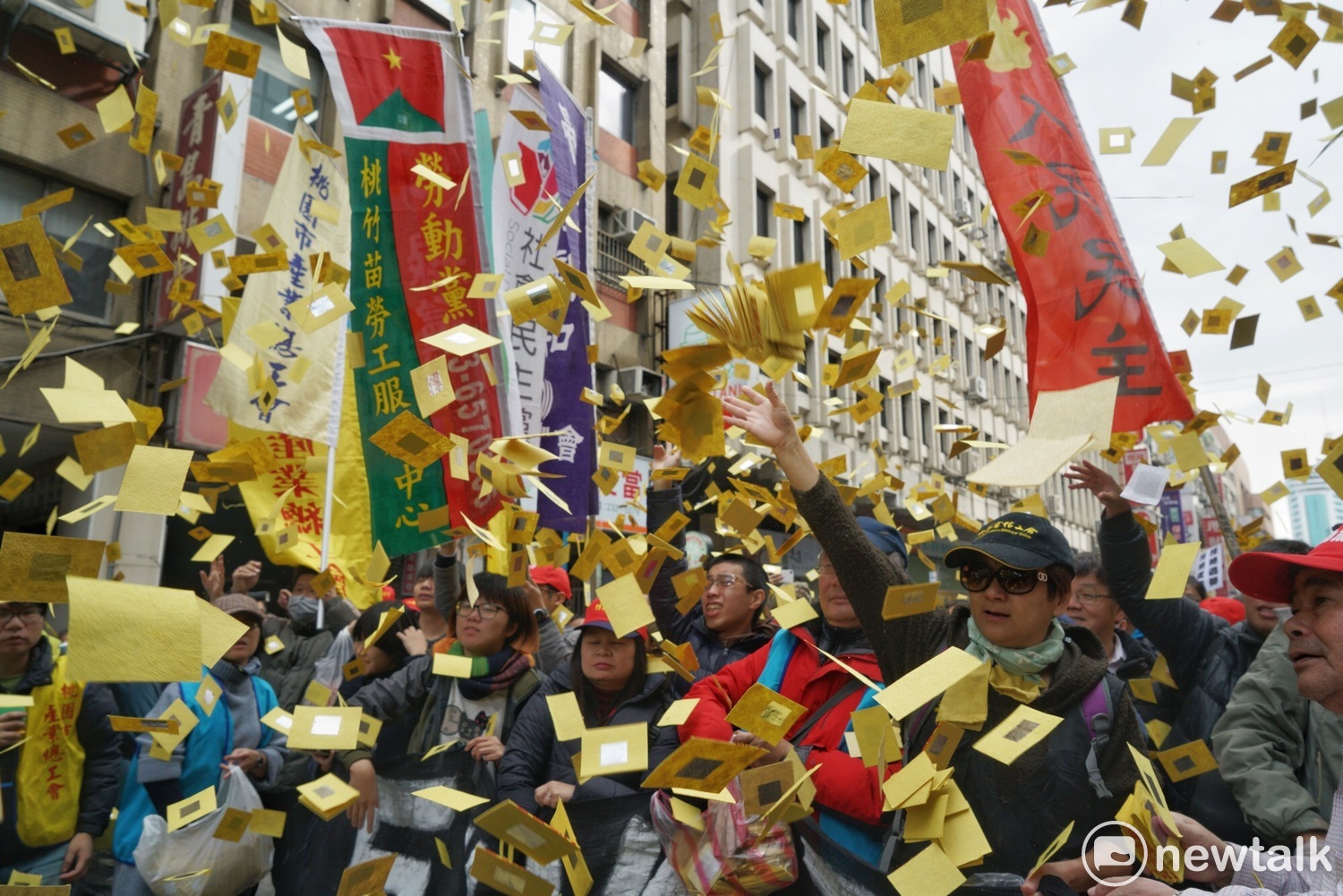 立法院臨時會今(10日)通過勞基法修正案,近百位勞工團體與青年學生帶著20捆牛鬼神神專用的銀紙,從立法院外的青島東路步行出發,沿路高喊:「反對修惡拒絕惡法」等口號,並且在忠孝東路與中山南路口,對著行政院狂灑第一波紙錢,隨後對著立法院的每一個出入口丟擲一波波的紙錢和煙霧彈,表達對勞權倒退的不滿與心中的憤怒。 立法院臨時會今(10日)通過勞基法修正案,近百位勞工團體與青年學生帶著20捆牛鬼神神專用的銀紙,從立法院外的青島東路步行出發,沿路高喊:「反對修惡拒絕惡法」等口號,並且在忠孝東路與中山南路口,對著行政院狂灑第一波紙錢,隨後對著立法院的每一個出入口丟擲一波波的紙錢和煙霧彈,表達對勞權倒退的不滿與心中的憤怒。