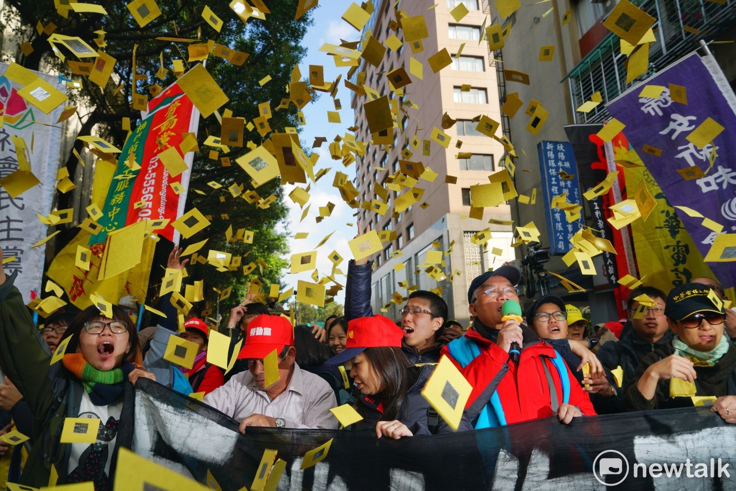 勞基法三讀後,抗議民眾對著立法院鎮江街出入口丟擲一波波的紙錢,表達對勞權倒退的不滿與心中的憤怒。 勞基法三讀後,抗議民眾對著立法院鎮江街出入口丟擲一波波的紙錢,表達對勞權倒退的不滿與心中的憤怒。