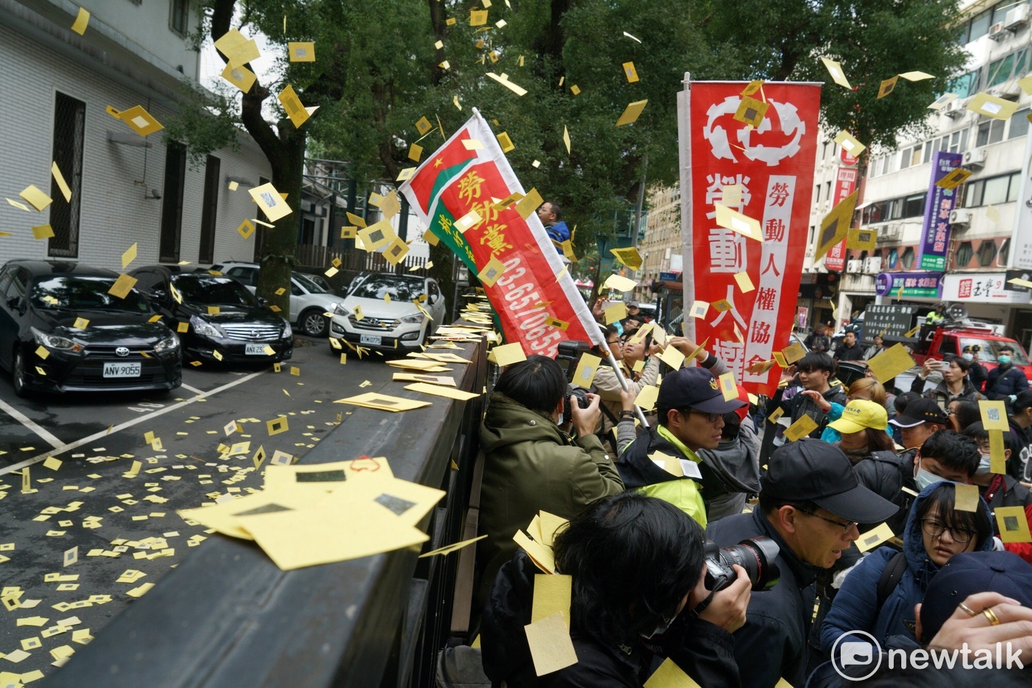 立法院臨時會今(10日)通過勞基法修正案,近百位勞工團體與青年學生帶著20捆牛鬼神神專用的銀紙,從立法院外的青島東路步行出發,沿路高喊:「反對修惡拒絕惡法」等口號,並且在忠孝東路與中山南路口,對著行政院狂灑第一波紙錢,隨後對著立法院的每一個出入口丟擲一波波的紙錢和煙霧彈,表達對勞權倒退的不滿與心中的憤怒。 立法院臨時會今(10日)通過勞基法修正案,近百位勞工團體與青年學生帶著20捆牛鬼神神專用的銀紙,從立法院外的青島東路步行出發,沿路高喊:「反對修惡拒絕惡法」等口號,並且在忠孝東路與中山南路口,對著行政院狂灑第一波紙錢,隨後對著立法院的每一個出入口丟擲一波波的紙錢和煙霧彈,表達對勞權倒退的不滿與心中的憤怒。