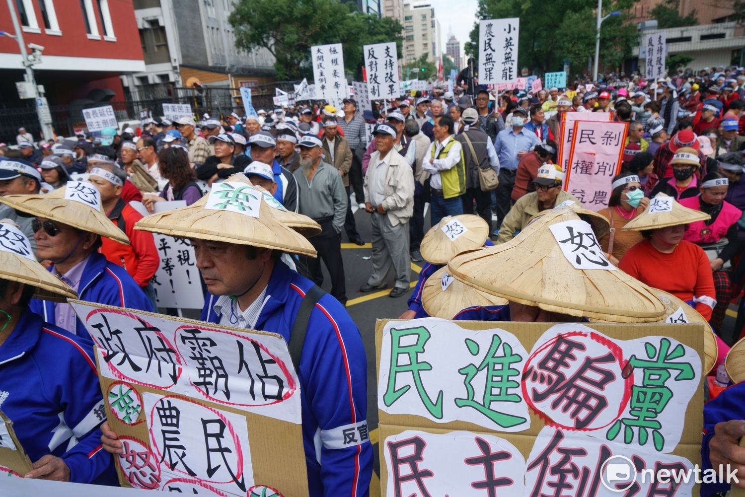 圖說:水利會成員在立法院外抗議反對官派。 圖說:水利會成員在立法院外抗議反對官派。