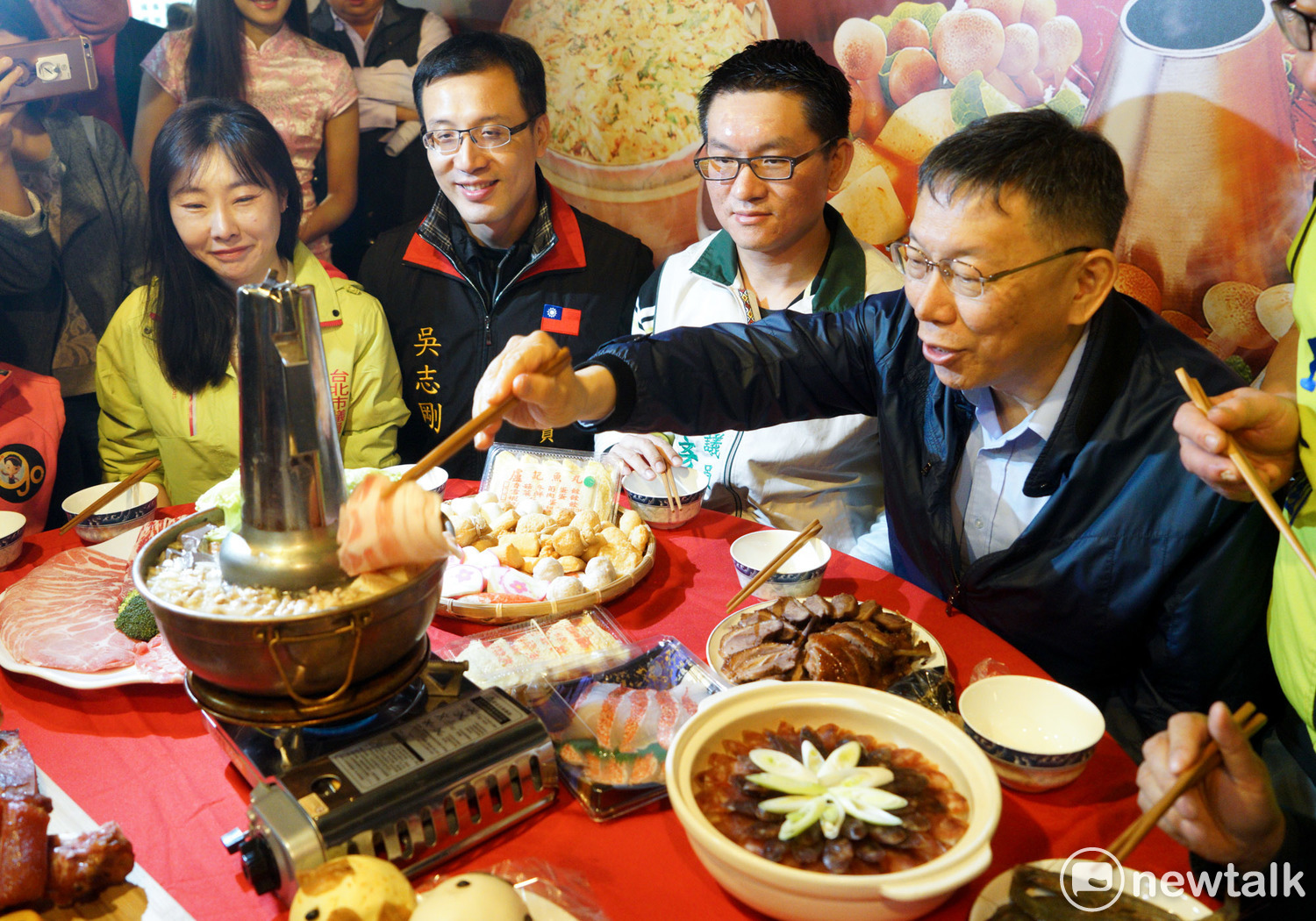 台北市長柯文哲出席南門市場年菜採購活動,並品嚐豐富的年菜佳餚。 台北市長柯文哲出席南門市場年菜採購活動,並品嚐豐富的年菜佳餚。