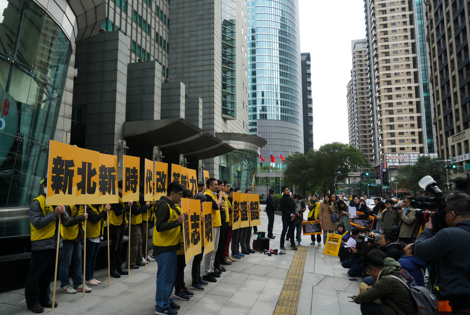 時代力量黨主席黃國昌陪同時代力量新北市議員參選人陳志明、彭盛韶舉行參選市議員記者會。 圖:張良一/攝 時代力量黨主席黃國昌陪同時代力量新北市議員參選人陳志明、彭盛韶舉行參選市議員記者會。 圖:張良一/攝