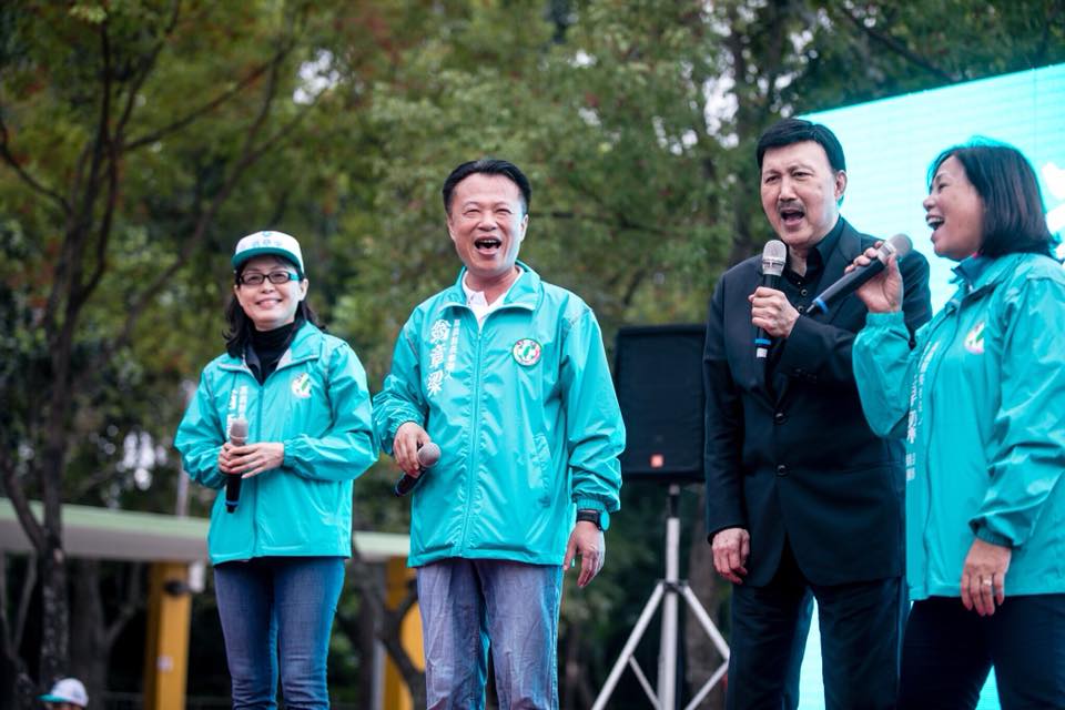 翁章梁在2017.12.30下午三點,邀請余天出席在嘉義縣民雄早安公園舉辦說明會。 圖: 翁章梁辦公室/提供 翁章梁在2017.12.30下午三點,邀請余天出席在嘉義縣民雄早安公園舉辦說明會。 圖: 翁章梁辦公室/提供