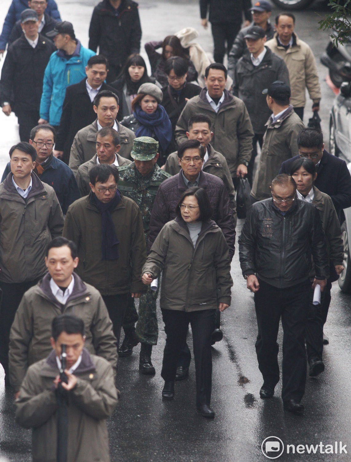 蔡英文總統在國防部長馮世寬、總統府副秘書長姚人多陪同下,二度到花蓮雲門翠堤大樓倒塌現場視察救災情況。 圖:張良一/攝影 蔡英文總統在國防部長馮世寬、總統府副秘書長姚人多陪同下,二度到花蓮雲門翠堤大樓倒塌現場視察救災情況。 圖:張良一/攝影