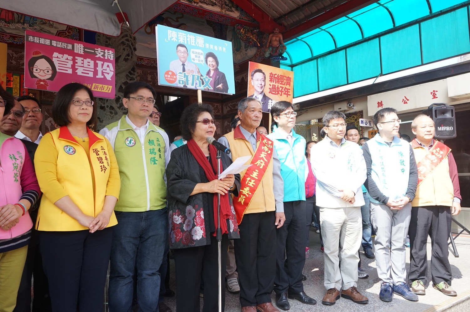 高雄市長陳菊今初三(18)上午繼續前往小港鳳儀宮、前鎮南天府參拜祈福,民進黨高雄市黨內初選參選人陳其邁、管碧玲、林岱樺、趙天麟,都是跟著高雄市長陳菊參拜三行程,也讓今年過年的陳菊拜年寺廟拜行程,意外變成了選戰味特別重。 圖:高雄市府提供 高雄市長陳菊今初三(18)上午繼續前往小港鳳儀宮、前鎮南天府參拜祈福,民進黨高雄市黨內初選參選人陳其邁、管碧玲、林岱樺、趙天麟,都是跟著高雄市長陳菊參拜三行程,也讓今年過年的陳菊拜年寺廟拜行程,意外變成了選戰味特別重。 圖:高雄市府提供