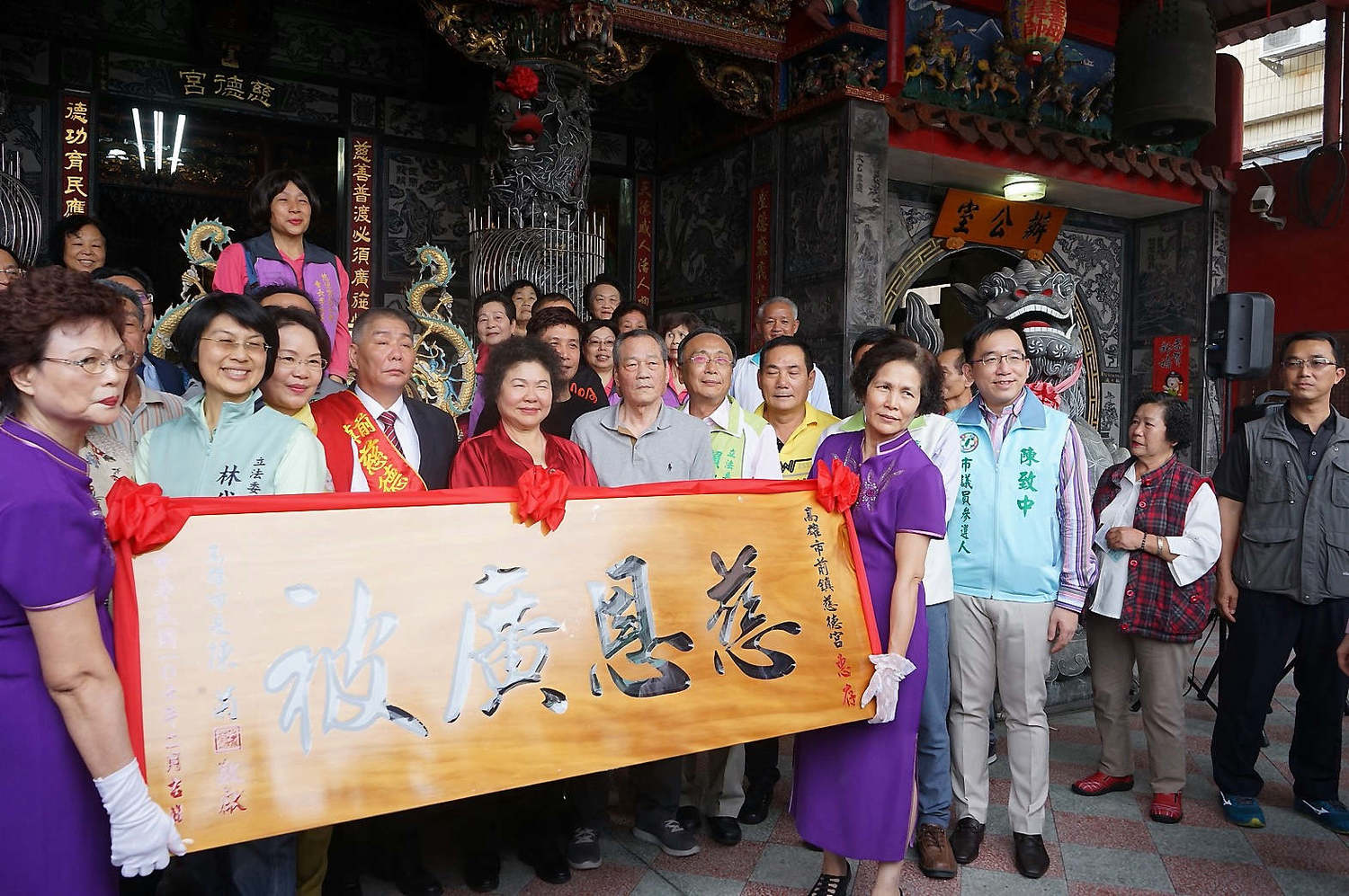 高雄市長陳菊今初一(16)日午後率領市府團隊及市籍立委持續前往前鎮慈德宮參拜,民進黨高雄市黨內初選參選人陳其邁、管碧玲、林岱樺、趙天麟,都是跟著高雄市長陳菊參拜三行程,也讓今年過年的陳菊拜年寺廟拜行程,意外變成了選戰味特別重。 圖:高雄市府提拱 高雄市長陳菊今初一(16)日午後率領市府團隊及市籍立委持續前往前鎮慈德宮參拜,民進黨高雄市黨內初選參選人陳其邁、管碧玲、林岱樺、趙天麟,都是跟著高雄市長陳菊參拜三行程,也讓今年過年的陳菊拜年寺廟拜行程,意外變成了選戰味特別重。 圖:高雄市府提拱