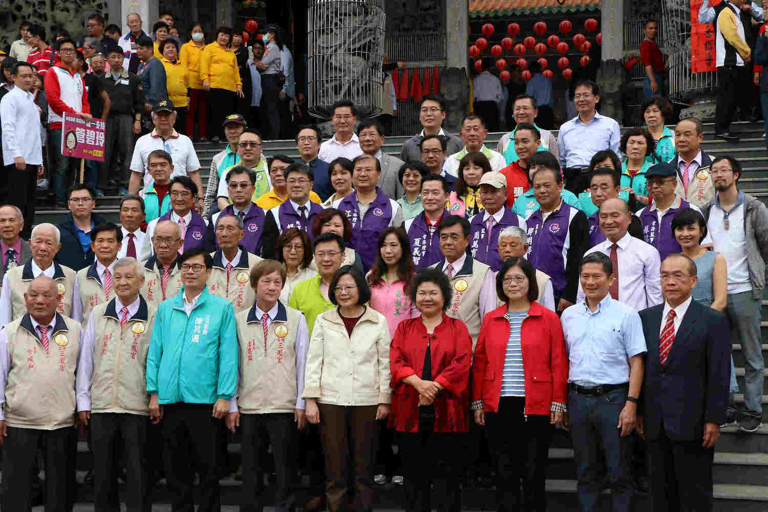 總統蔡英文今初一(16)日南下高雄三鳳宮參香祈福,由高雄市長陳菊及市籍立委陪同發送福袋,民進黨高雄市黨內初選參選人陳其邁、管碧玲、林岱樺、趙天麟,都是跟著高雄市長陳菊參拜三行程,也讓今年過年的陳菊拜年寺廟拜行程,意外變成了選戰味特別重。 圖:高雄市府提拱 總統蔡英文今初一(16)日南下高雄三鳳宮參香祈福,由高雄市長陳菊及市籍立委陪同發送福袋,民進黨高雄市黨內初選參選人陳其邁、管碧玲、林岱樺、趙天麟,都是跟著高雄市長陳菊參拜三行程,也讓今年過年的陳菊拜年寺廟拜行程,意外變成了選戰味特別重。 圖:高雄市府提拱