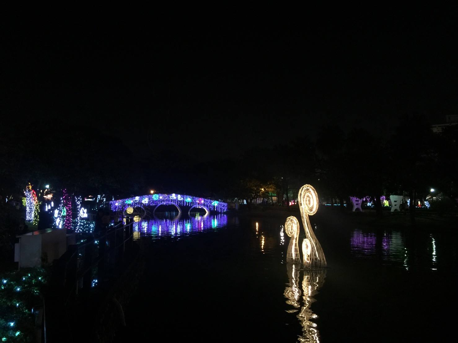 2018中台灣元宵燈會2月24日至3月11日在台中公園及清水港區藝術中心同步登場,台中公園主燈是「公犬遠瞻」,港區藝術中心主燈則以「母犬守護」為題,兩場主燈每晚7時至10時整點,還有「喜迎來富」主燈秀表演。 圖:台中市府提供 2018中台灣元宵燈會2月24日至3月11日在台中公園及清水港區藝術中心同步登場,台中公園主燈是「公犬遠瞻」,港區藝術中心主燈則以「母犬守護」為題,兩場主燈每晚7時至10時整點,還有「喜迎來富」主燈秀表演。 圖:台中市府提供