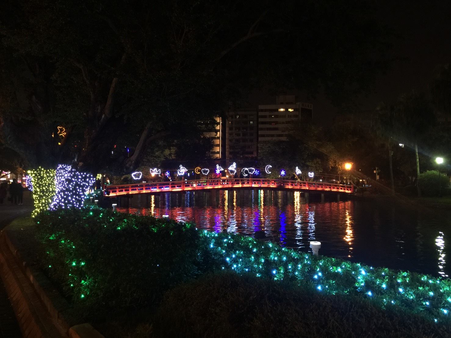2018中台灣元宵燈會2月24日至3月11日在台中公園及清水港區藝術中心同步登場,台中公園主燈是「公犬遠瞻」,港區藝術中心主燈則以「母犬守護」為題,兩場主燈每晚7時至10時整點,還有「喜迎來富」主燈秀表演。 圖:台中市府提供 2018中台灣元宵燈會2月24日至3月11日在台中公園及清水港區藝術中心同步登場,台中公園主燈是「公犬遠瞻」,港區藝術中心主燈則以「母犬守護」為題,兩場主燈每晚7時至10時整點,還有「喜迎來富」主燈秀表演。 圖:台中市府提供