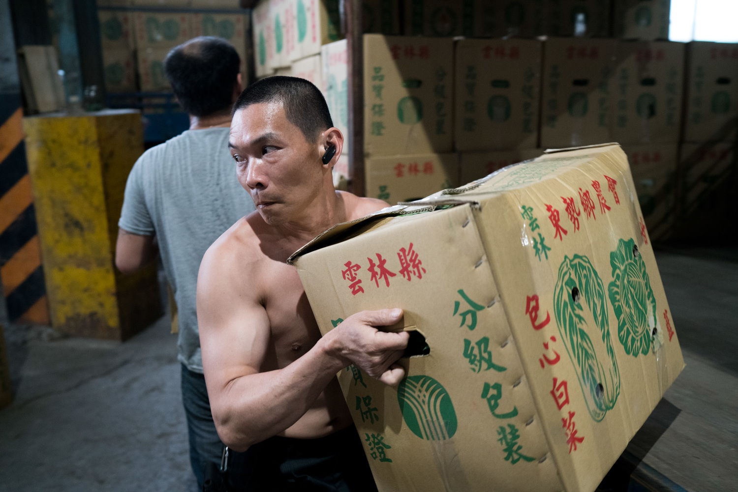 工作人員緊繃著神經將蔬菜搬運下貨車 圖:張良一/攝 工作人員緊繃著神經將蔬菜搬運下貨車 圖:張良一/攝