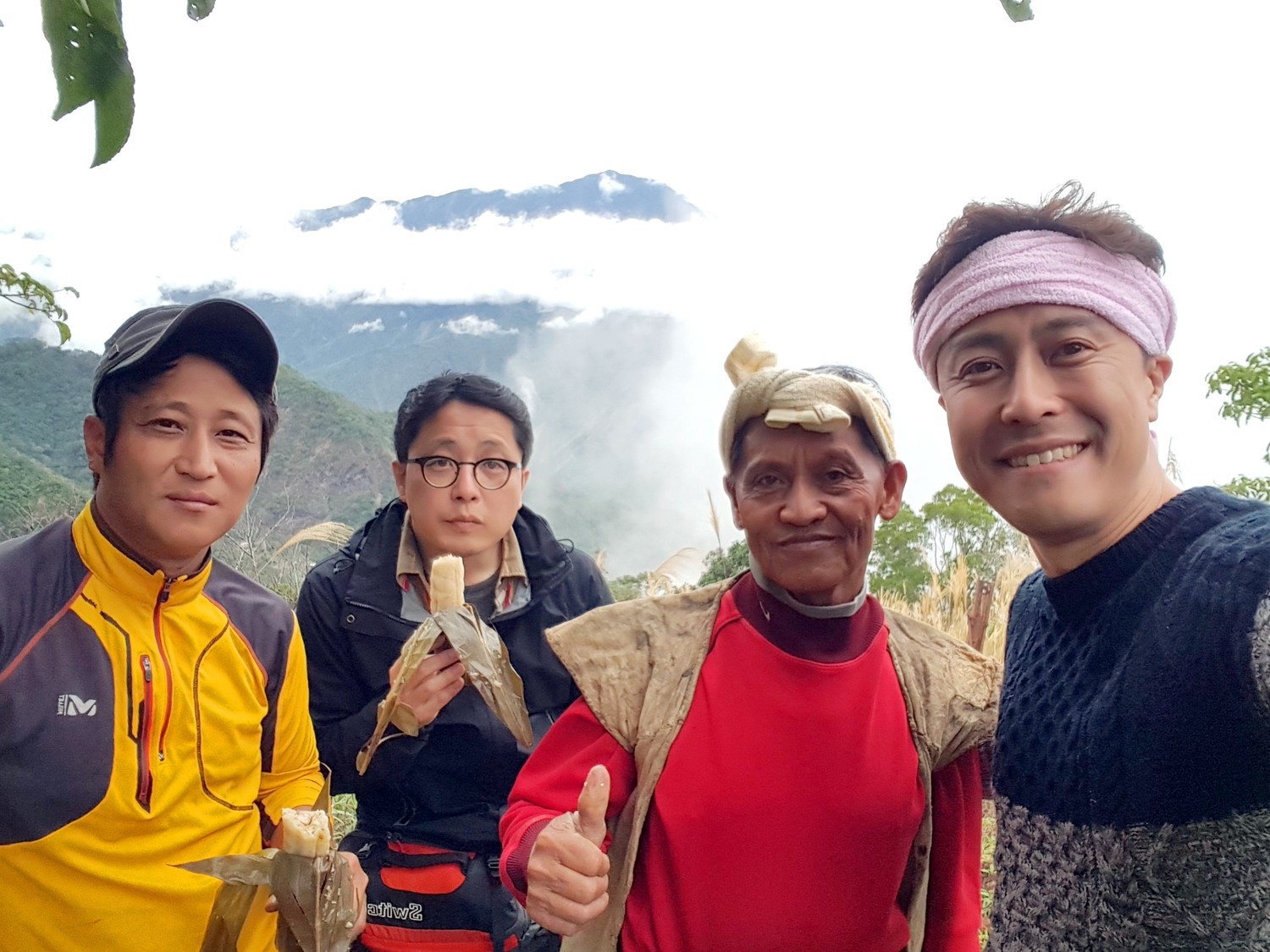 其實自去年底來自韓國EBS第1頻道的教育旅遊節目-「세계테마기행 (世界主題旅程) 」拍攝團隊,來台展開約1個月的環台拍攝行程,近日來定居台灣多年的韓國大邱觀光宣傳大使─「開朗先生」盧開朗加入行腳介紹行列。韓國EBS第1頻道旅遊節目探訪屏東縣霧台原民部落。 圖:屏東縣政府提供 其實自去年底來自韓國EBS第1頻道的教育旅遊節目-「세계테마기행 (世界主題旅程) 」拍攝團隊,來台展開約1個月的環台拍攝行程,近日來定居台灣多年的韓國大邱觀光宣傳大使─「開朗先生」盧開朗加入行腳介紹行列。韓國EBS第1頻道旅遊節目探訪屏東縣霧台原民部落。 圖:屏東縣政府提供