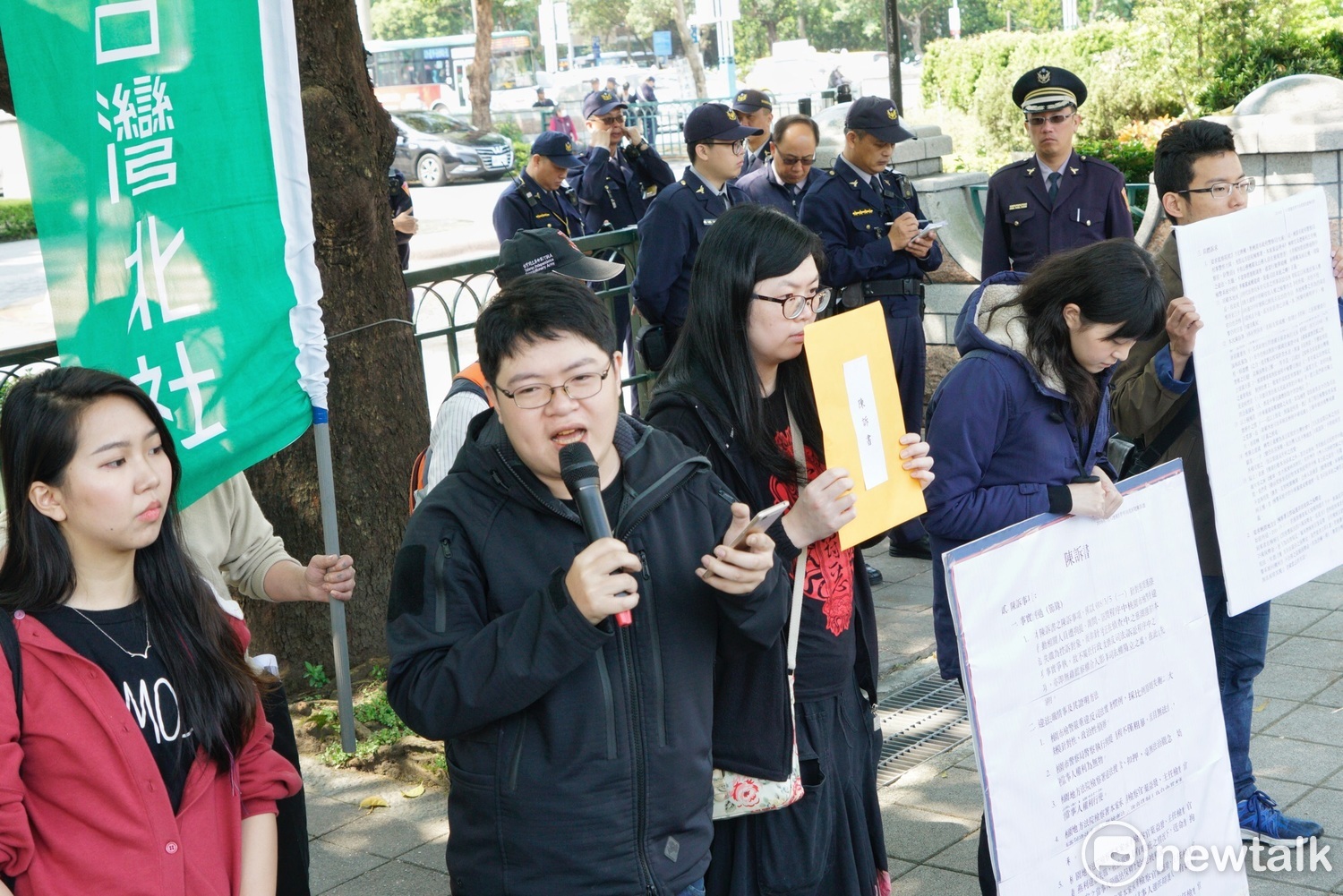 監察委員陳師孟接受獨派青年陳情。 監察委員陳師孟接受獨派青年陳情。