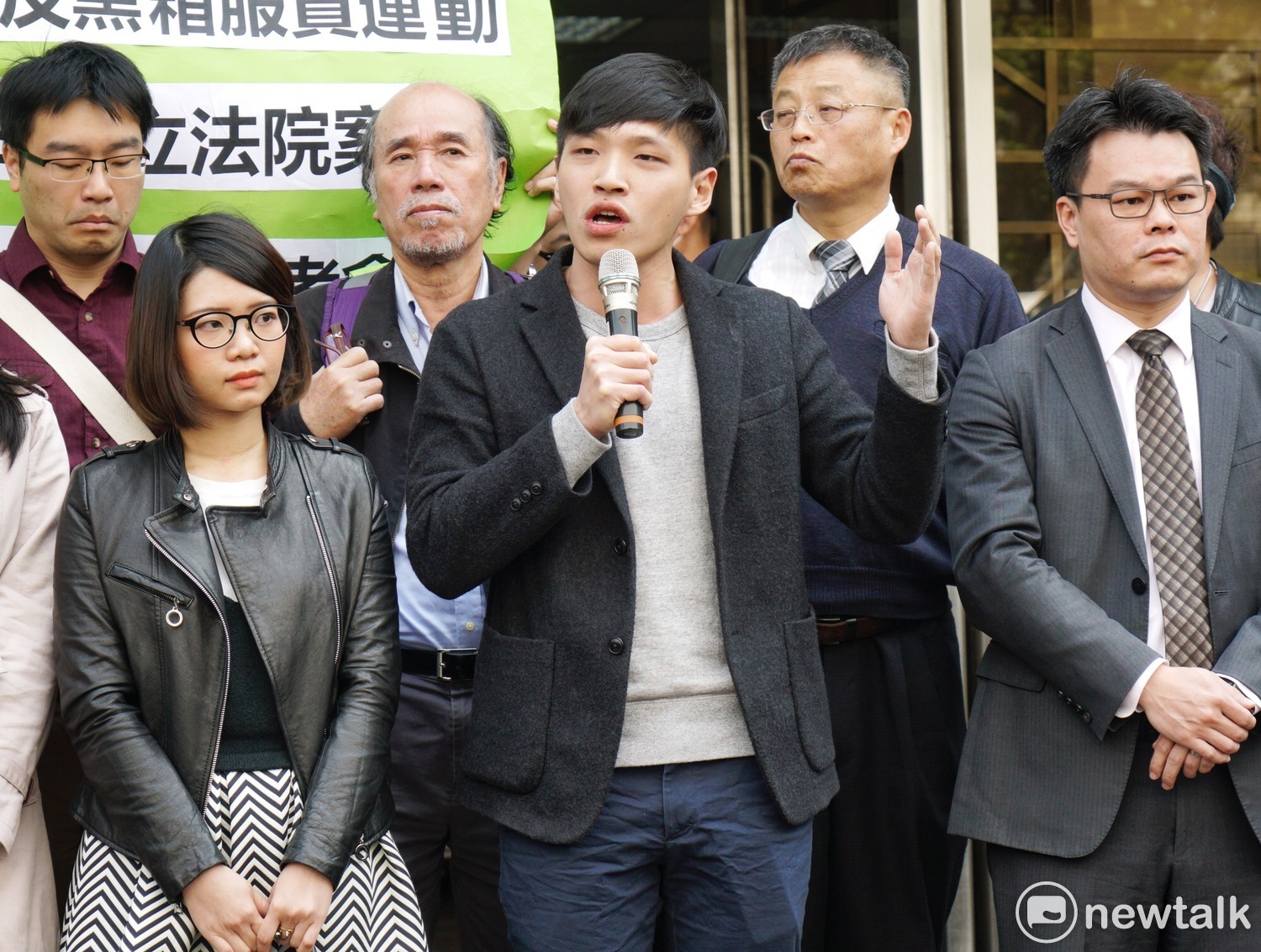 318學運高院二審判無罪,黃國昌、陳為廷等人會後說明無罪的意義。 318學運高院二審判無罪,黃國昌、陳為廷等人會後說明無罪的意義。
