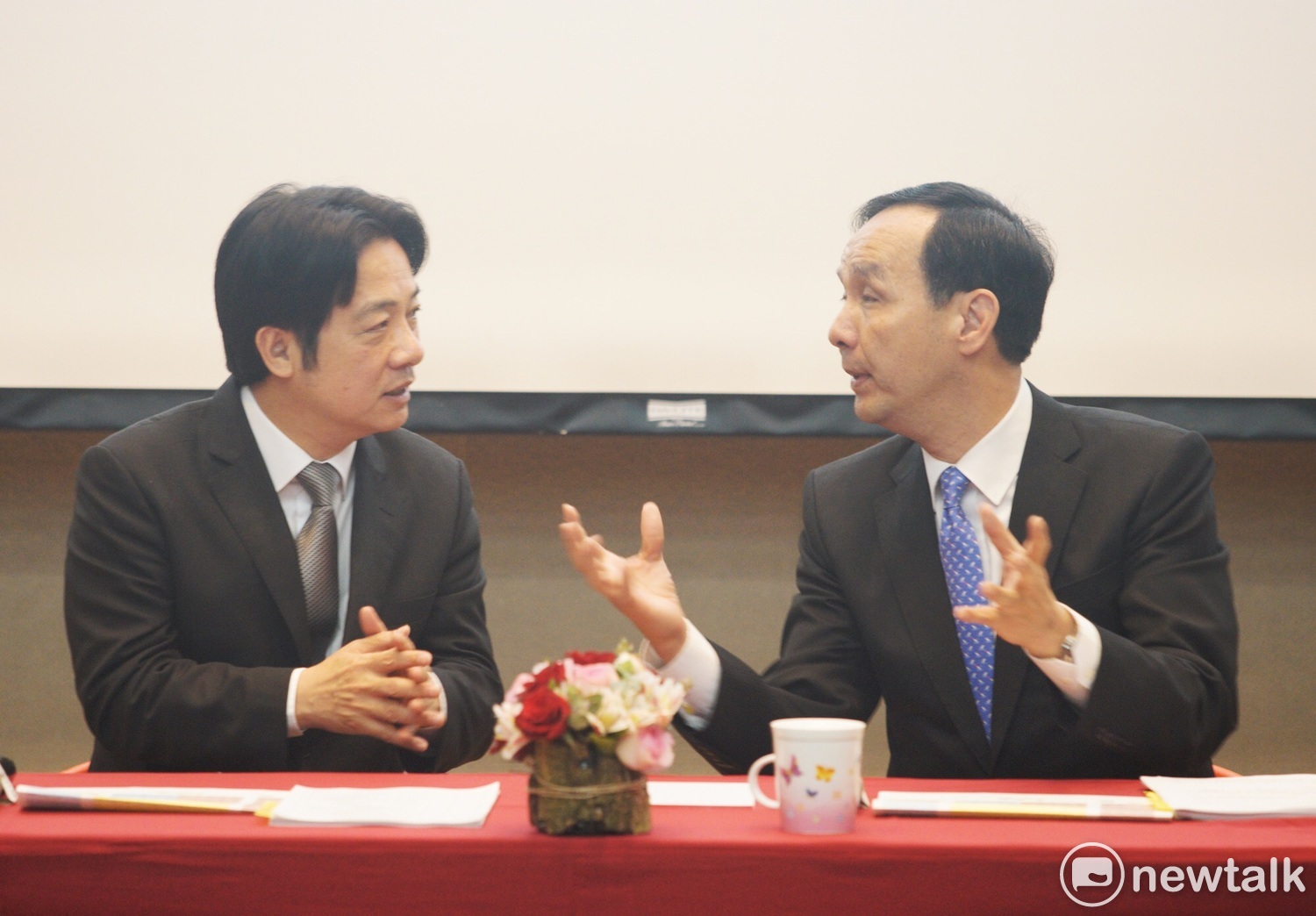 談前瞻,朱立倫似乎有很多話要向賴清德說。 圖:張良一/攝 談前瞻,朱立倫似乎有很多話要向賴清德說。 圖:張良一/攝