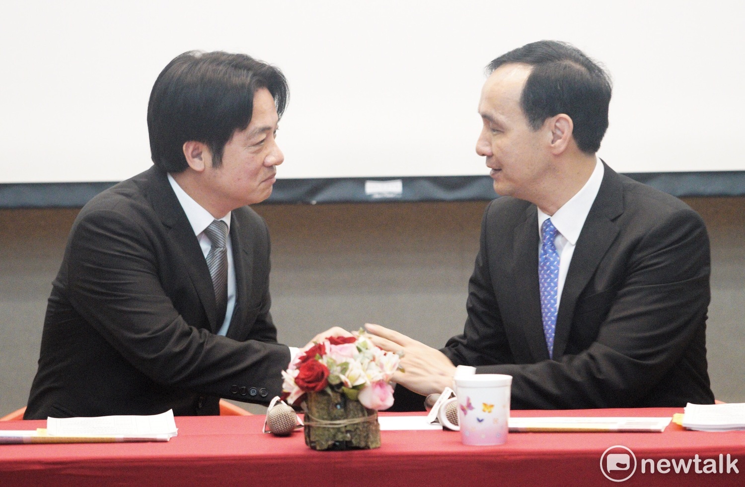 賴清德、朱立倫兩人同台,互動熱絡。 圖:張良一/攝 賴清德、朱立倫兩人同台,互動熱絡。 圖:張良一/攝