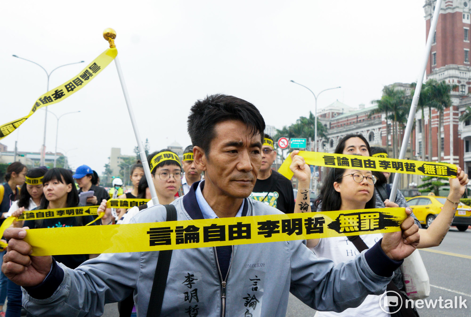 今天是李明哲被中國逮捕一週年,李明哲救援大隊在總統府前舉行記者會,透過手銬、黑布蒙臉以及象徵中國極權的紅色大布條,控訴李明哲被中國限制人身自由,更凸顯台灣的民主與人權受到極大的傷害。 今天是李明哲被中國逮捕一週年,李明哲救援大隊在總統府前舉行記者會,透過手銬、黑布蒙臉以及象徵中國極權的紅色大布條,控訴李明哲被中國限制人身自由,更凸顯台灣的民主與人權受到極大的傷害。