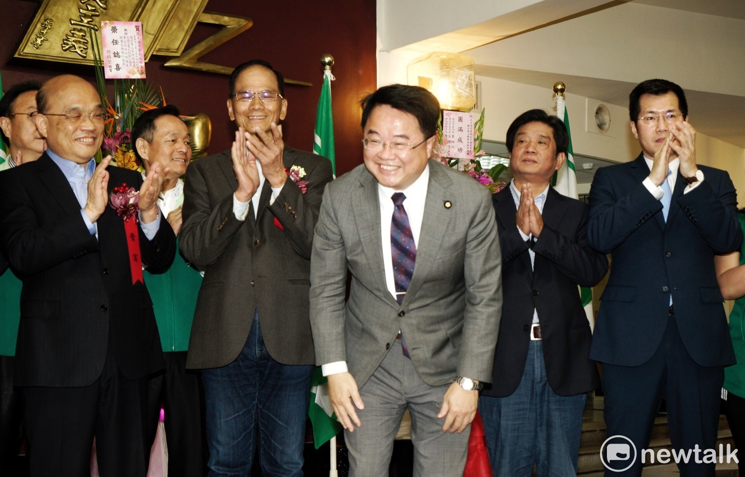 新北市長朱立倫、前行政院長蘇貞昌、游錫堃、立委吳秉睿、羅致政等人今天出席民進黨新北市黨團交接典禮。 新北市長朱立倫、前行政院長蘇貞昌、游錫堃、立委吳秉睿、羅致政等人今天出席民進黨新北市黨團交接典禮。