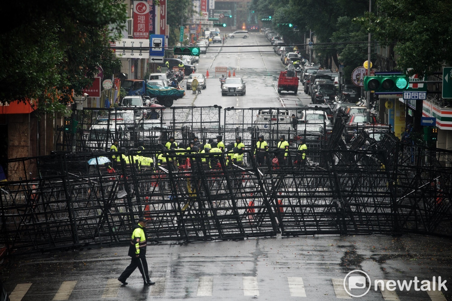 勞團反勞基法修惡,勞工震怒民進黨政府不聽取多數勞工意見,今早迫使勞團再次走上街頭抗議。 勞團反勞基法修惡,勞工震怒民進黨政府不聽取多數勞工意見,今早迫使勞團再次走上街頭抗議。