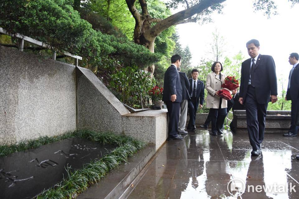 2018.4.7鄭南榕殉道29周年追思紀念會。29年前4月7日自由時代雜誌的政治影像紀錄攝影家邱萬興,在現場用鏡頭紀錄鄭南榕烈火焚身變成焦黑軀體,每年鄭南榕殉道追思日,邱萬興用鏡頭繼續紀錄每一場追思鄭南榕的影像。蔡英文行禮致意 2018.4.7鄭南榕殉道29周年追思紀念會。29年前4月7日自由時代雜誌的政治影像紀錄攝影家邱萬興,在現場用鏡頭紀錄鄭南榕烈火焚身變成焦黑軀體,每年鄭南榕殉道追思日,邱萬興用鏡頭繼續紀錄每一場追思鄭南榕的影像。蔡英文行禮致意