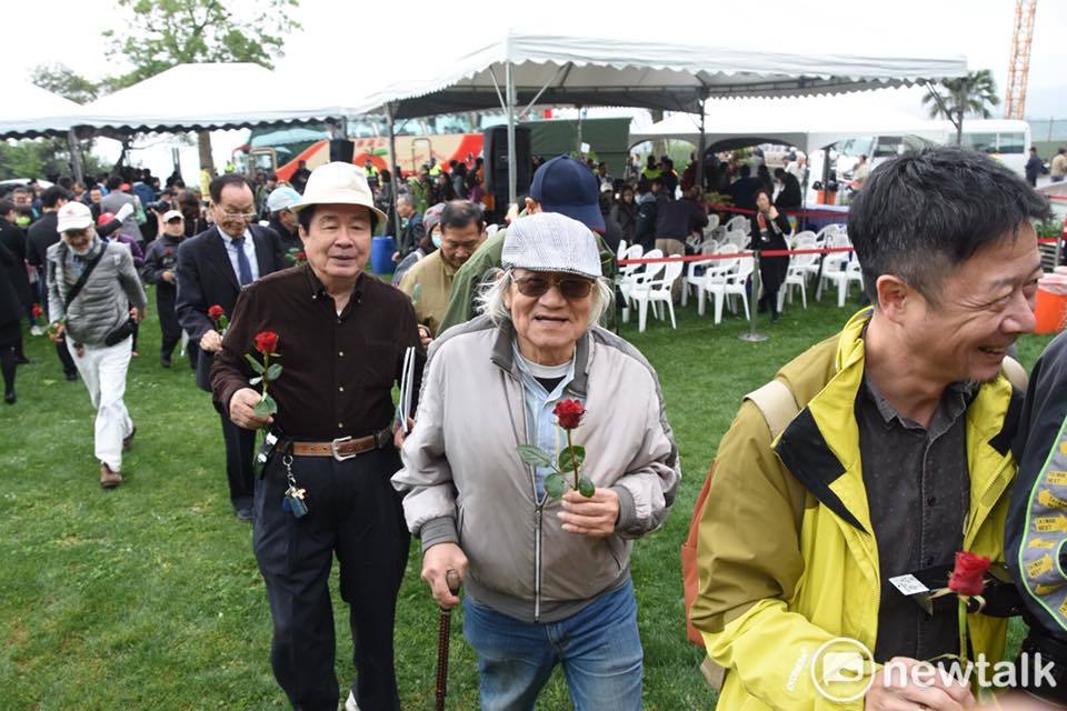2018.4.7鄭南榕殉道29周年追思紀念會。29年前4月7日自由時代雜誌的政治影像紀錄攝影家邱萬興,在現場用鏡頭紀錄鄭南榕烈火焚身變成焦黑軀體,每年鄭南榕殉道追思日,邱萬興用鏡頭繼續紀錄每一場追思鄭南榕的影像。蔡英文行禮致意 2018.4.7鄭南榕殉道29周年追思紀念會。29年前4月7日自由時代雜誌的政治影像紀錄攝影家邱萬興,在現場用鏡頭紀錄鄭南榕烈火焚身變成焦黑軀體,每年鄭南榕殉道追思日,邱萬興用鏡頭繼續紀錄每一場追思鄭南榕的影像。蔡英文行禮致意