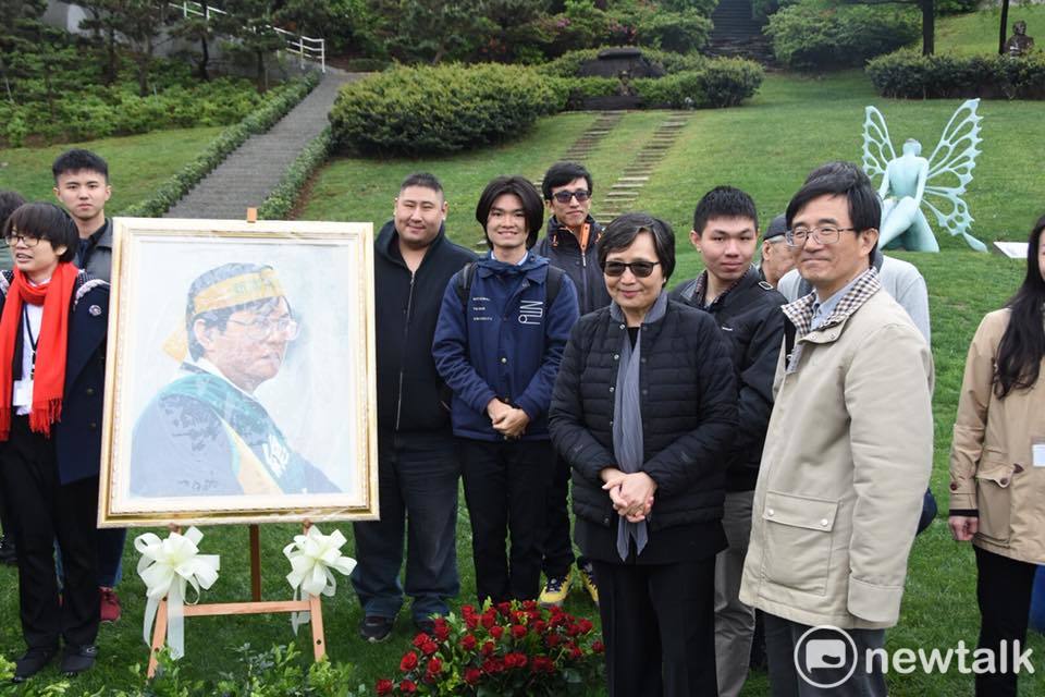 2018.4.7鄭南榕殉道29周年追思紀念會。29年前4月7日自由時代雜誌的政治影像紀錄攝影家邱萬興,在現場用鏡頭紀錄鄭南榕烈火焚身變成焦黑軀體,每年鄭南榕殉道追思日,邱萬興用鏡頭繼續紀錄每一場追思鄭南榕的影像。蔡英文行禮致意 2018.4.7鄭南榕殉道29周年追思紀念會。29年前4月7日自由時代雜誌的政治影像紀錄攝影家邱萬興,在現場用鏡頭紀錄鄭南榕烈火焚身變成焦黑軀體,每年鄭南榕殉道追思日,邱萬興用鏡頭繼續紀錄每一場追思鄭南榕的影像。蔡英文行禮致意
