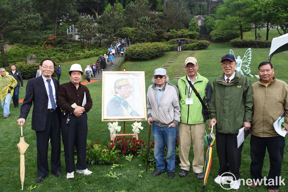 2018.4.7鄭南榕殉道29周年追思紀念會。29年前4月7日自由時代雜誌的政治影像紀錄攝影家邱萬興,在現場用鏡頭紀錄鄭南榕烈火焚身變成焦黑軀體,每年鄭南榕殉道追思日,邱萬興用鏡頭繼續紀錄每一場追思鄭南榕的影像。蔡英文行禮致意 2018.4.7鄭南榕殉道29周年追思紀念會。29年前4月7日自由時代雜誌的政治影像紀錄攝影家邱萬興,在現場用鏡頭紀錄鄭南榕烈火焚身變成焦黑軀體,每年鄭南榕殉道追思日,邱萬興用鏡頭繼續紀錄每一場追思鄭南榕的影像。蔡英文行禮致意