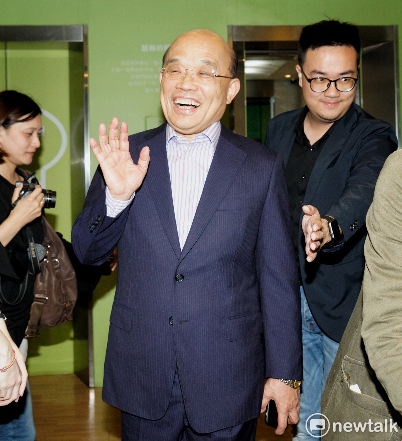 高雄市市長陳菊今拜會前姓政院長蘇貞昌,勸進蘇接受黨徵召參選新北市市長。 高雄市市長陳菊今拜會前姓政院長蘇貞昌,勸進蘇接受黨徵召參選新北市市長。