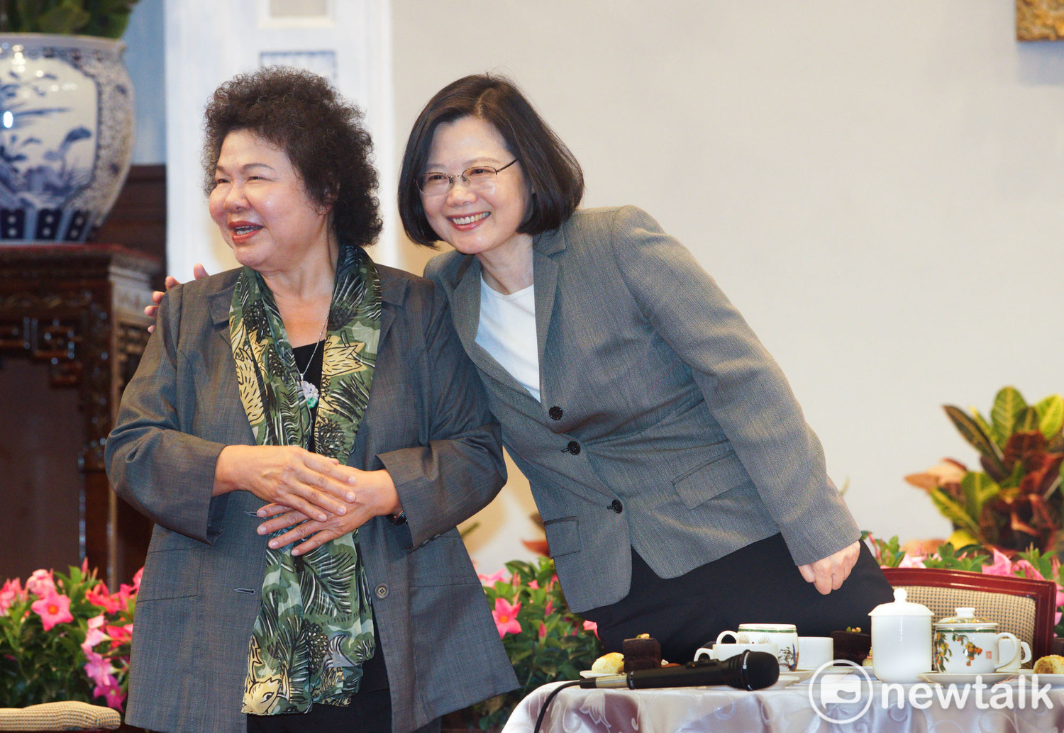 蔡英文總統與『菊姐』陳菊在記者會上互動熱絡。 蔡英文總統與『菊姐』陳菊在記者會上互動熱絡。