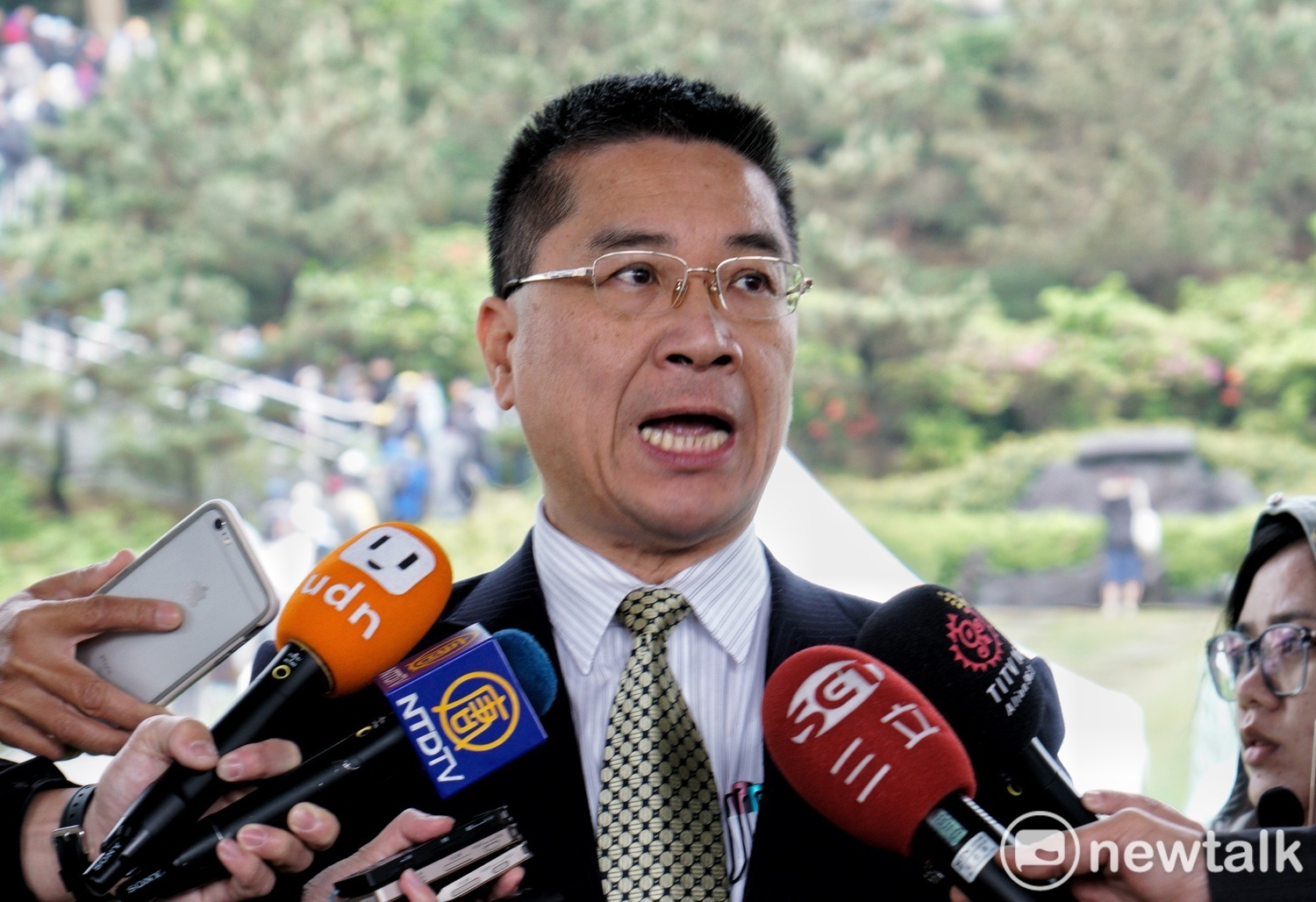 行政院發言人徐國勇12日表示，行政院長賴清德昨日在臉書介紹香蕉沾蒜頭醬油的新吃法，是由民間友人提供的。