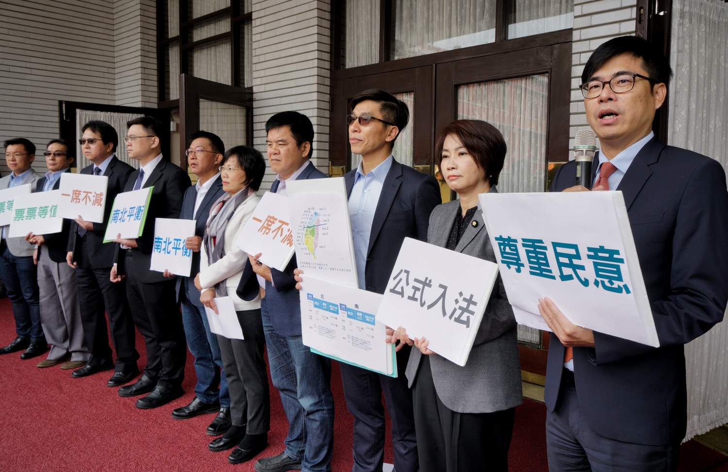 立委陳其邁指出,立委名額分配方式攸關選舉權是否平等,也關係立法院如何組成,必須由選罷法明文規定區域立委計算方式,目前建議案依法無據,應先暫緩,且與10年前相比,高雄人口並未減少,若少一席立委對高雄並不公平。 立委陳其邁指出,立委名額分配方式攸關選舉權是否平等,也關係立法院如何組成,必須由選罷法明文規定區域立委計算方式,目前建議案依法無據,應先暫緩,且與10年前相比,高雄人口並未減少,若少一席立委對高雄並不公平。