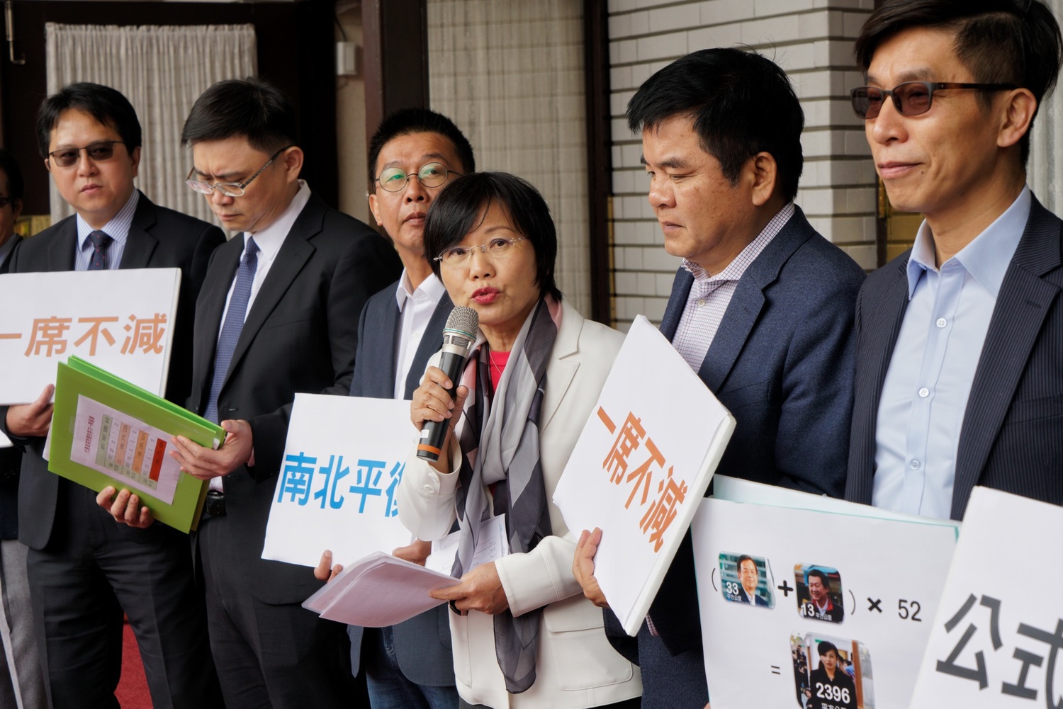 立委劉世芳等10位高高屏選區立委在立法院議場外舉行「選區重劃應暫停 票票等值要公平」記
者會,要求南部立委席次一席都不能少,並以憲法層次解決選區劃分問題。 圖:張良一/攝 立委劉世芳等10位高高屏選區立委在立法院議場外舉行「選區重劃應暫停 票票等值要公平」記
者會,要求南部立委席次一席都不能少,並以憲法層次解決選區劃分問題。 圖:張良一/攝