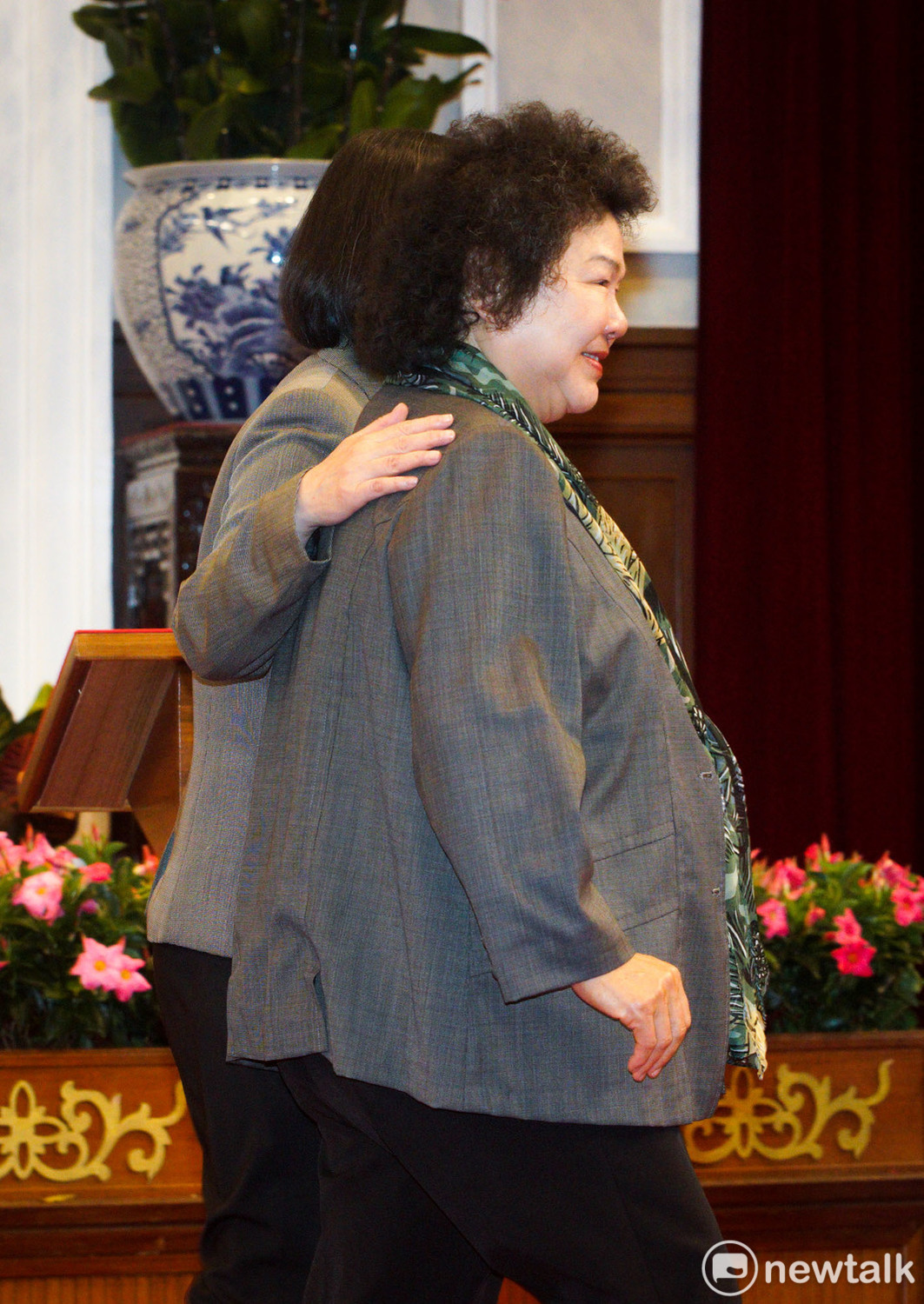 蔡英文總統與『菊姐』陳菊在記者會上互動熱絡。 蔡英文總統與『菊姐』陳菊在記者會上互動熱絡。