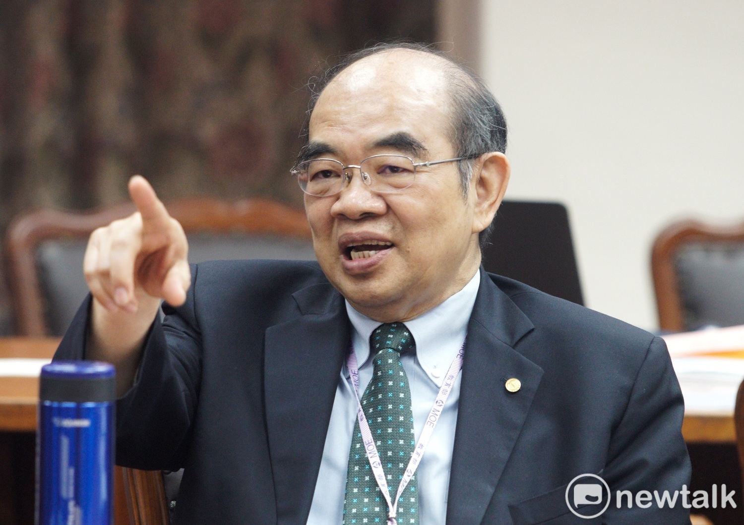教育部長吳茂昆今天首度到立法院教育委員會備詢,他說,台大校長當選人管中閔若有明顯違法,將不會聘任。 教育部長吳茂昆今天首度到立法院教育委員會備詢,他說,台大校長當選人管中閔若有明顯違法,將不會聘任。