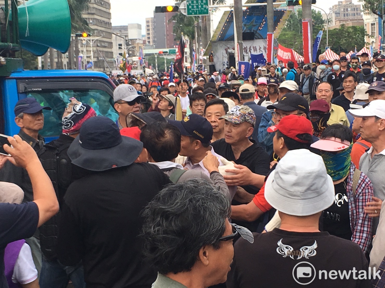 一名警員被反年改人士圍毆。 圖:黃韋銓/攝 一名警員被反年改人士圍毆。 圖:黃韋銓/攝