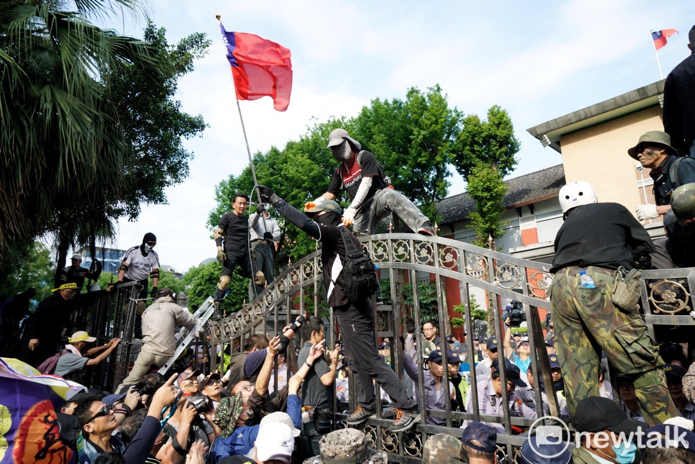 反年改團體與警方對峙,抗議人士企圖爬過鐵門,衝破警方防線進入立院。 圖:張良一/攝 反年改團體與警方對峙,抗議人士企圖爬過鐵門,衝破警方防線進入立院。 圖:張良一/攝