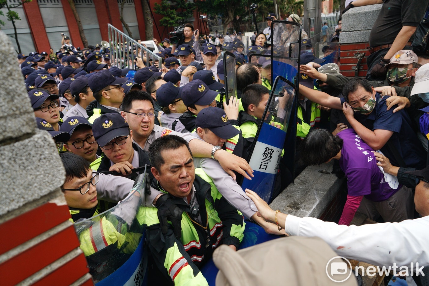 反年改團體衝進立法院 ,立院大門被拆掉一半。 圖:張良一/攝 反年改團體衝進立法院 ,立院大門被拆掉一半。 圖:張良一/攝