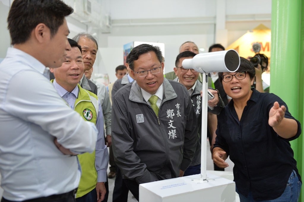 總統蔡英文、桃園市長鄭文燦日前參訪桃園農博綠能科技產業的綠色方舟館，設計團隊的蘇巧純親自解說導覽，蔡英文總統和鄭文燦也都親自體驗了吹氣電力。