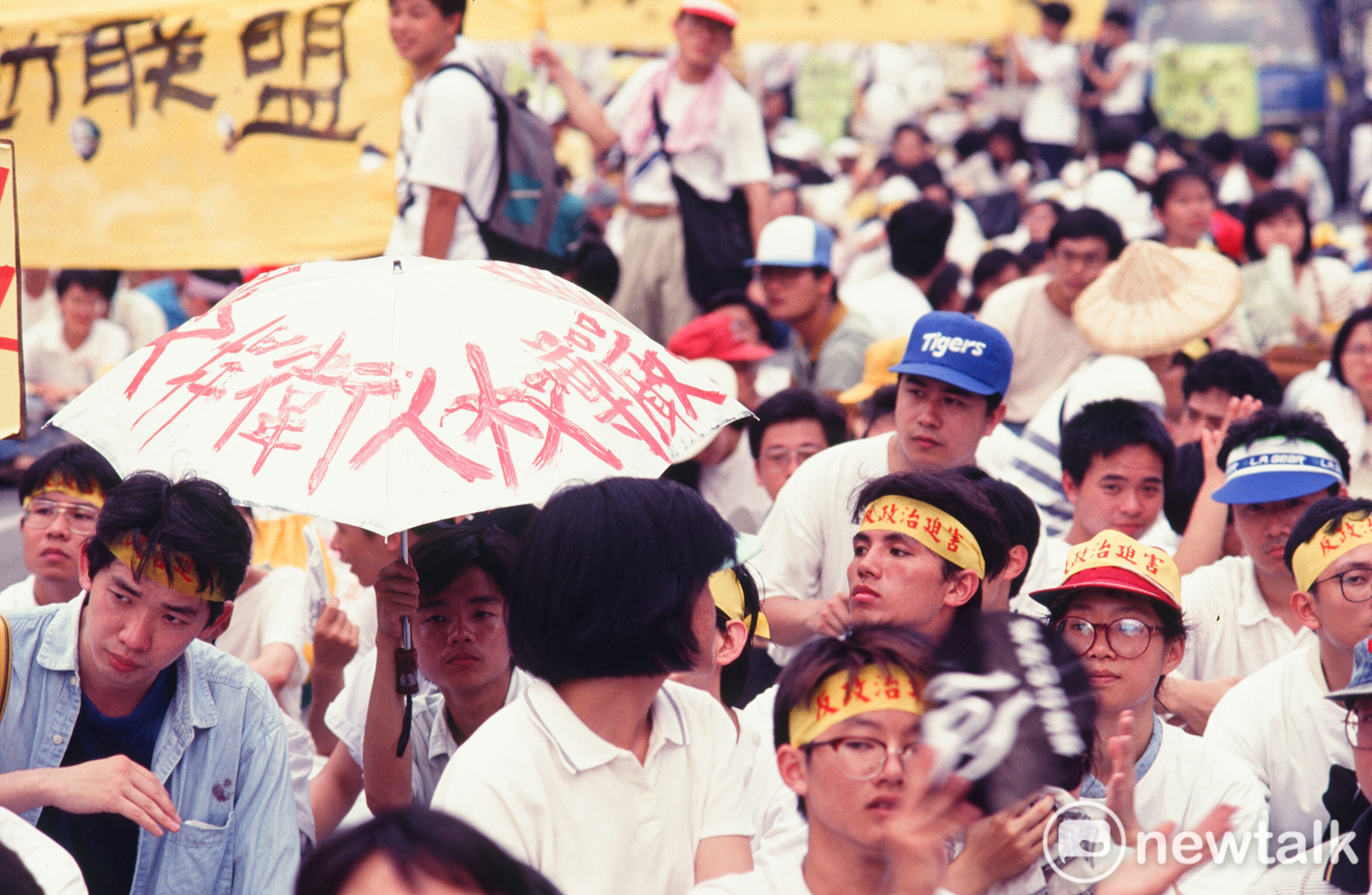 1991年5月20日,知識界、社運界與民進黨發動「520反政治迫害大遊行」,要求「軍、警、特」退出校園。 圖:邱萬興/攝 1991年5月20日,知識界、社運界與民進黨發動「520反政治迫害大遊行」,要求「軍、警、特」退出校園。 圖:邱萬興/攝