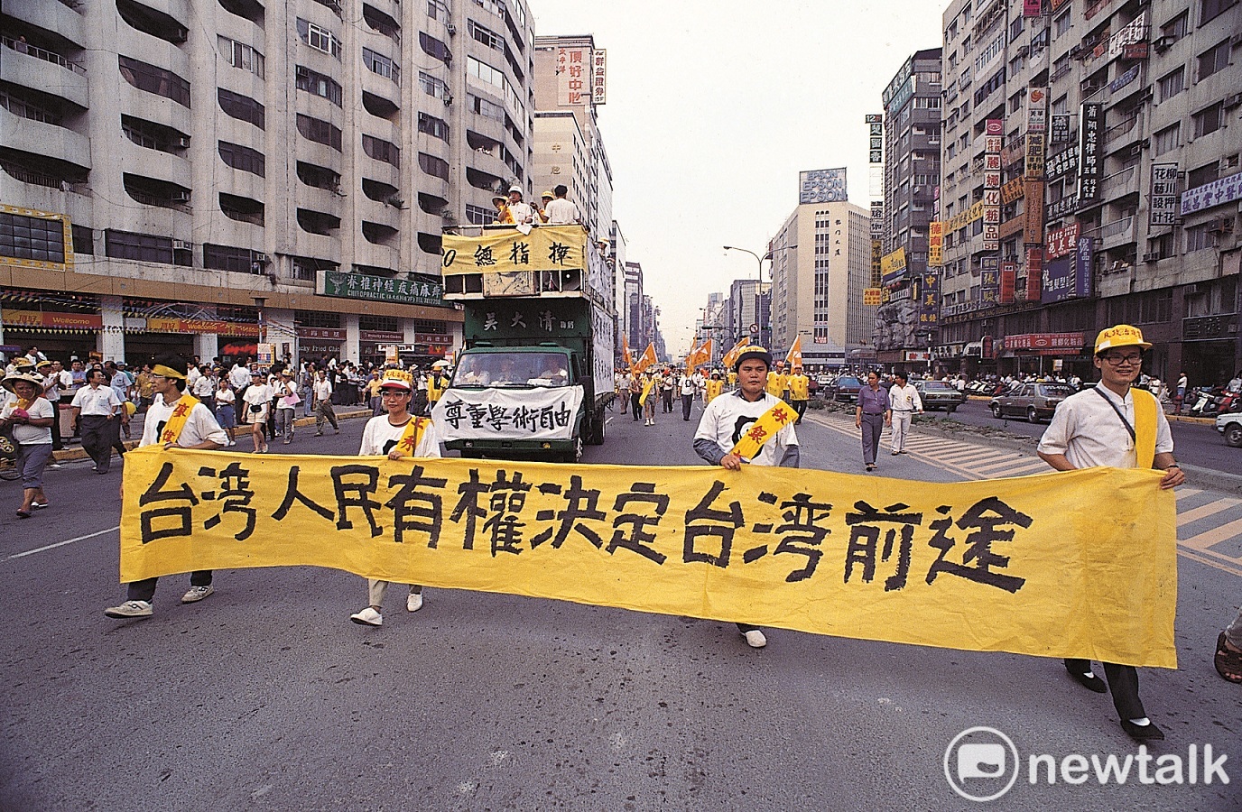 1991年5月20日,知識界、社運界與民進黨發動「520反政治迫害大遊行」,要求「軍、警、特」退出校園,獨台會案陳正然、廖偉程、王秀惠、林銀福四位受害者也出現在遊行隊伍當中。 圖:邱萬興/攝 1991年5月20日,知識界、社運界與民進黨發動「520反政治迫害大遊行」,要求「軍、警、特」退出校園,獨台會案陳正然、廖偉程、王秀惠、林銀福四位受害者也出現在遊行隊伍當中。 圖:邱萬興/攝