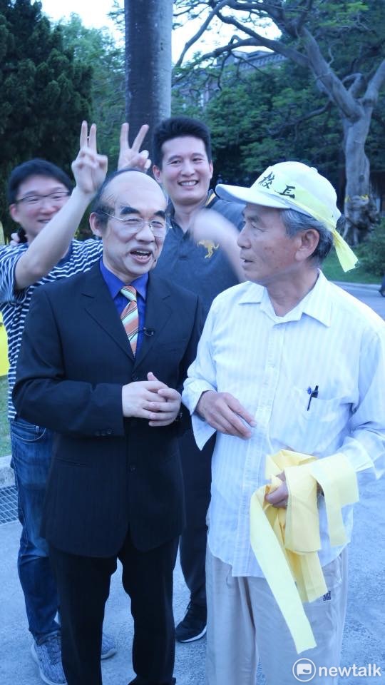 善於模仿的藝人郭子乾到台大傅鐘前,巧扮教育部長吳茂昆,在傅鐘前演了一場拔管模仿秀。 善於模仿的藝人郭子乾到台大傅鐘前,巧扮教育部長吳茂昆,在傅鐘前演了一場拔管模仿秀。