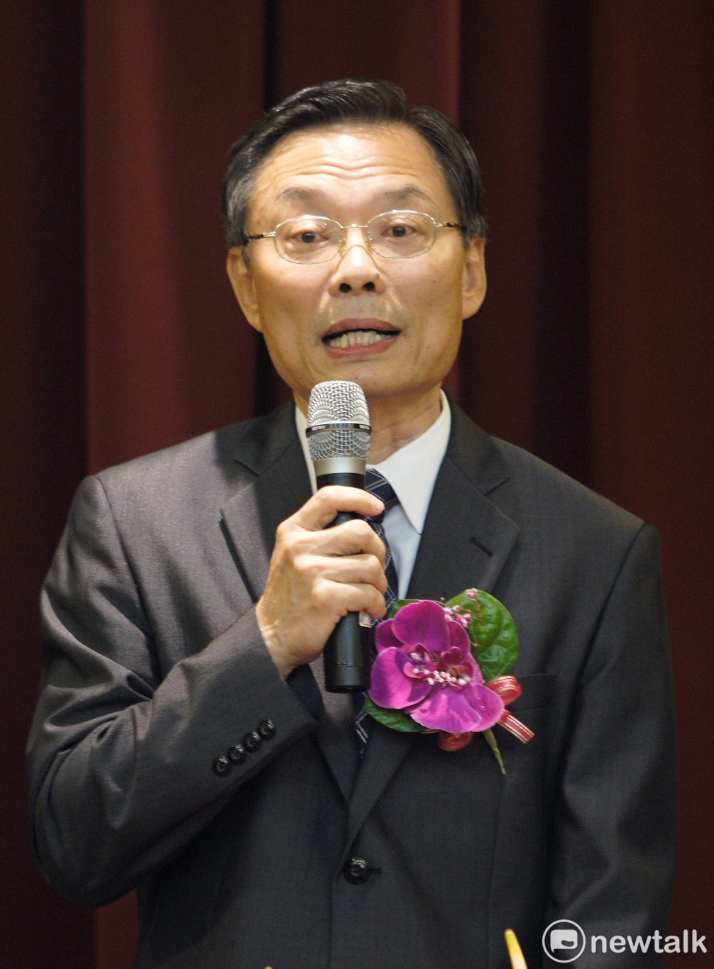 法務部長邱太三(中)主持卸、新檢察總長交接典禮。左為卸任檢察總長顏大和,右為新任檢察總長江惠民。 法務部長邱太三(中)主持卸、新檢察總長交接典禮。左為卸任檢察總長顏大和,右為新任檢察總長江惠民。