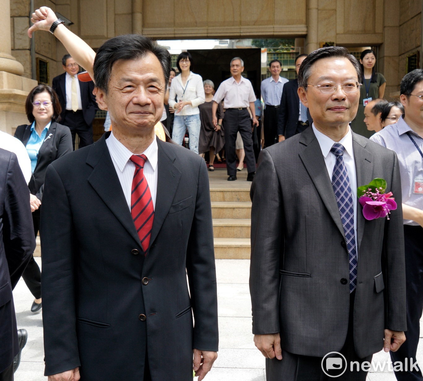 法務部長邱太三(中)主持卸、新檢察總長交接典禮。左為卸任檢察總長顏大和,右為新任檢察總長江惠民。 法務部長邱太三(中)主持卸、新檢察總長交接典禮。左為卸任檢察總長顏大和,右為新任檢察總長江惠民。