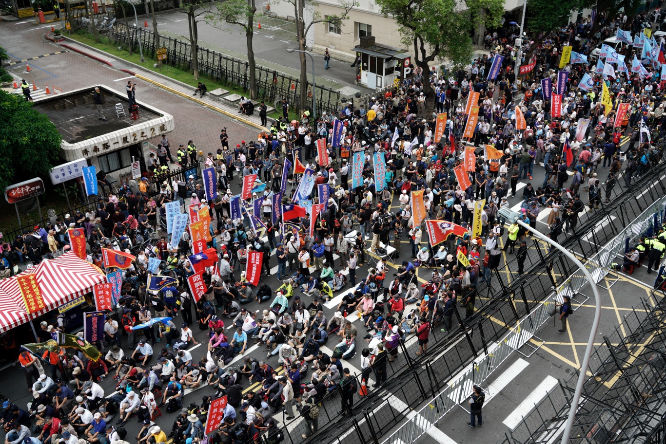 林全內閣直接面對八百壯士的反年改抗議。