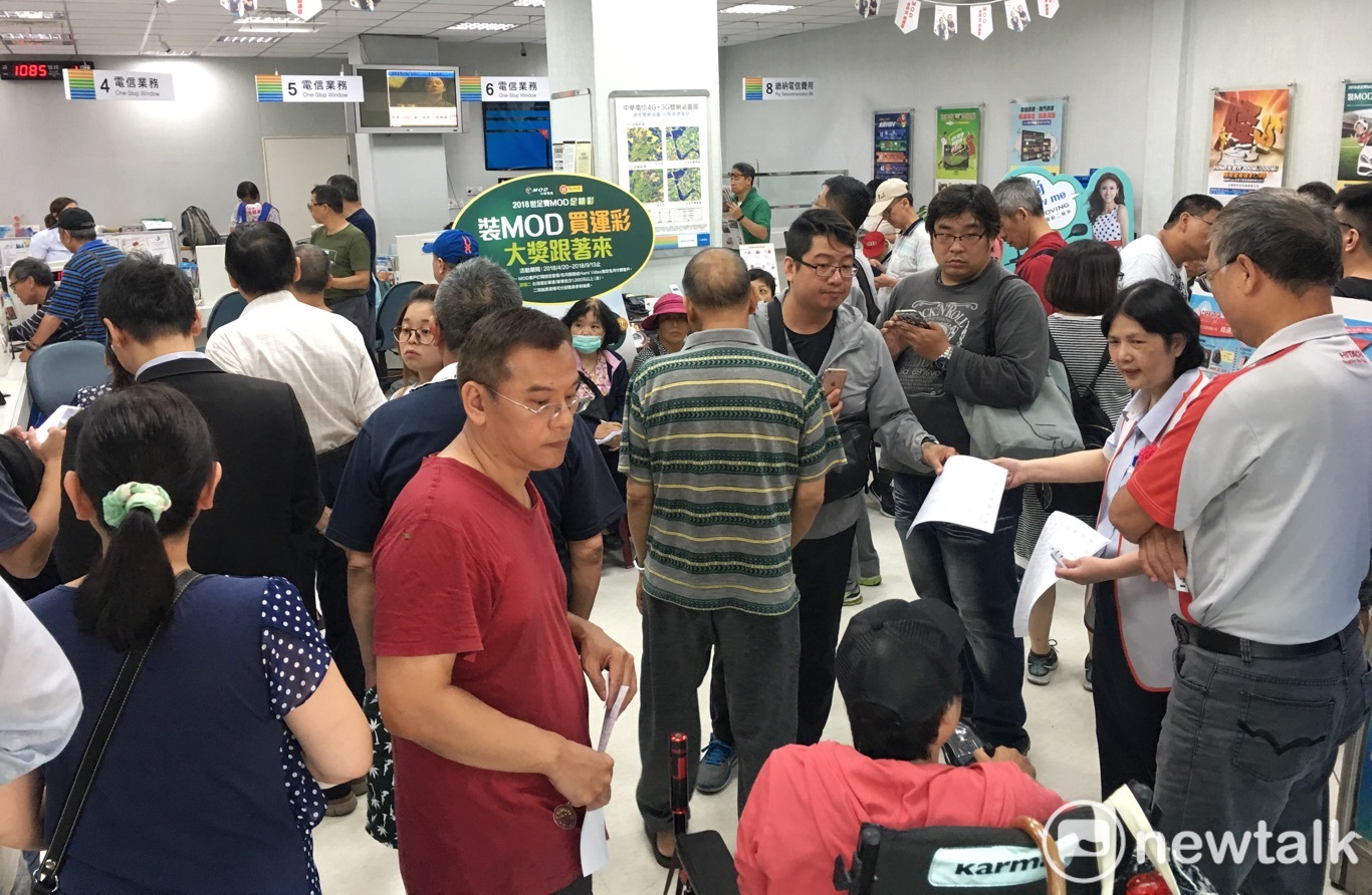 電信三雄在昨(15)晚下午公告後續的方案,以節省用戶排隊申辦時間、紓解門市的辦理業務量為由,只要在昨天午夜12點前透過網路門市完成申辦程序就算數,令許多用戶滿腹怨言,被電信三雄耍得團團轉! 電信三雄在昨(15)晚下午公告後續的方案,以節省用戶排隊申辦時間、紓解門市的辦理業務量為由,只要在昨天午夜12點前透過網路門市完成申辦程序就算數,令許多用戶滿腹怨言,被電信三雄耍得團團轉!
