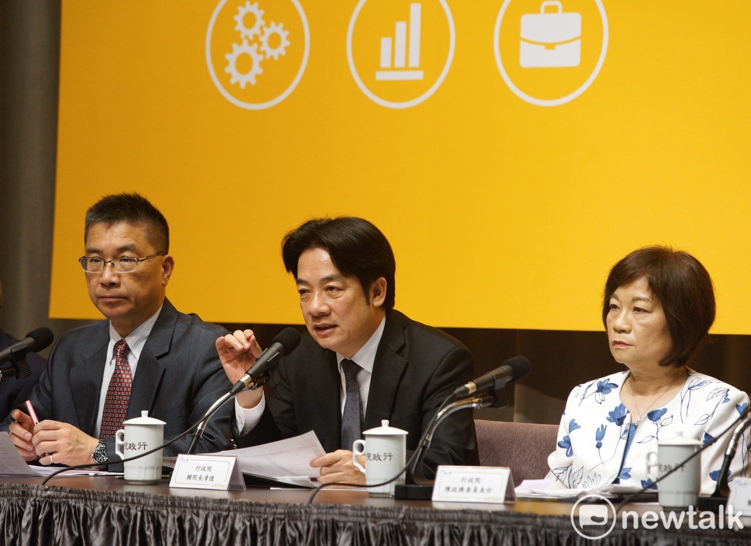 行政院長賴清德(中)率國發會主委陳美伶(右)等相關部會首長今(15)天舉行「新經濟移民法規劃重點記者會」。 行政院長賴清德(中)率國發會主委陳美伶(右)等相關部會首長今(15)天舉行「新經濟移民法規劃重點記者會」。