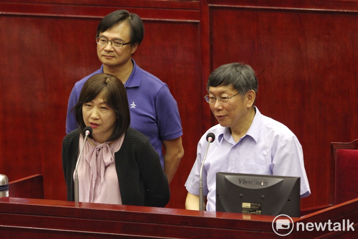 台北市長柯文哲、民進黨籍副秘書長李文英、民政局長藍世聰今天在台北市議會備詢。 台北市長柯文哲、民進黨籍副秘書長李文英、民政局長藍世聰今天在台北市議會備詢。