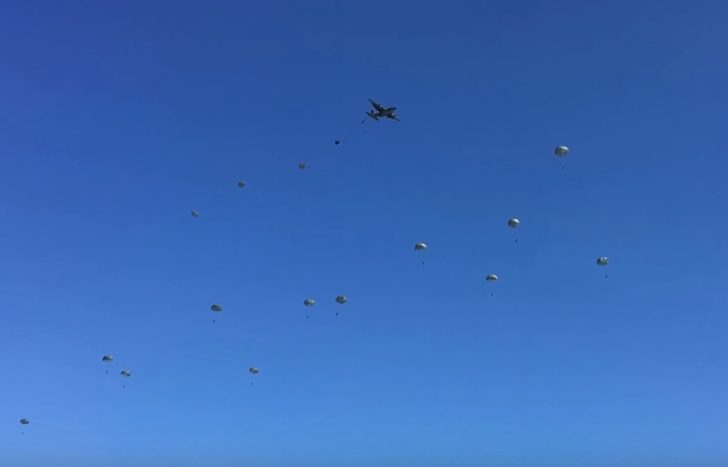 國軍漢光34號演習預演今天上午發生意外,國防部證實,一名26歲秦姓官兵在清泉崗基地實施反空機降預演,並實施空降跳傘時,疑傘具纏繞自空中墜地,墜落地面受傷。(圖僅示意) 國軍漢光34號演習預演今天上午發生意外,國防部證實,一名26歲秦姓官兵在清泉崗基地實施反空機降預演,並實施空降跳傘時,疑傘具纏繞自空中墜地,墜落地面受傷。(圖僅示意)