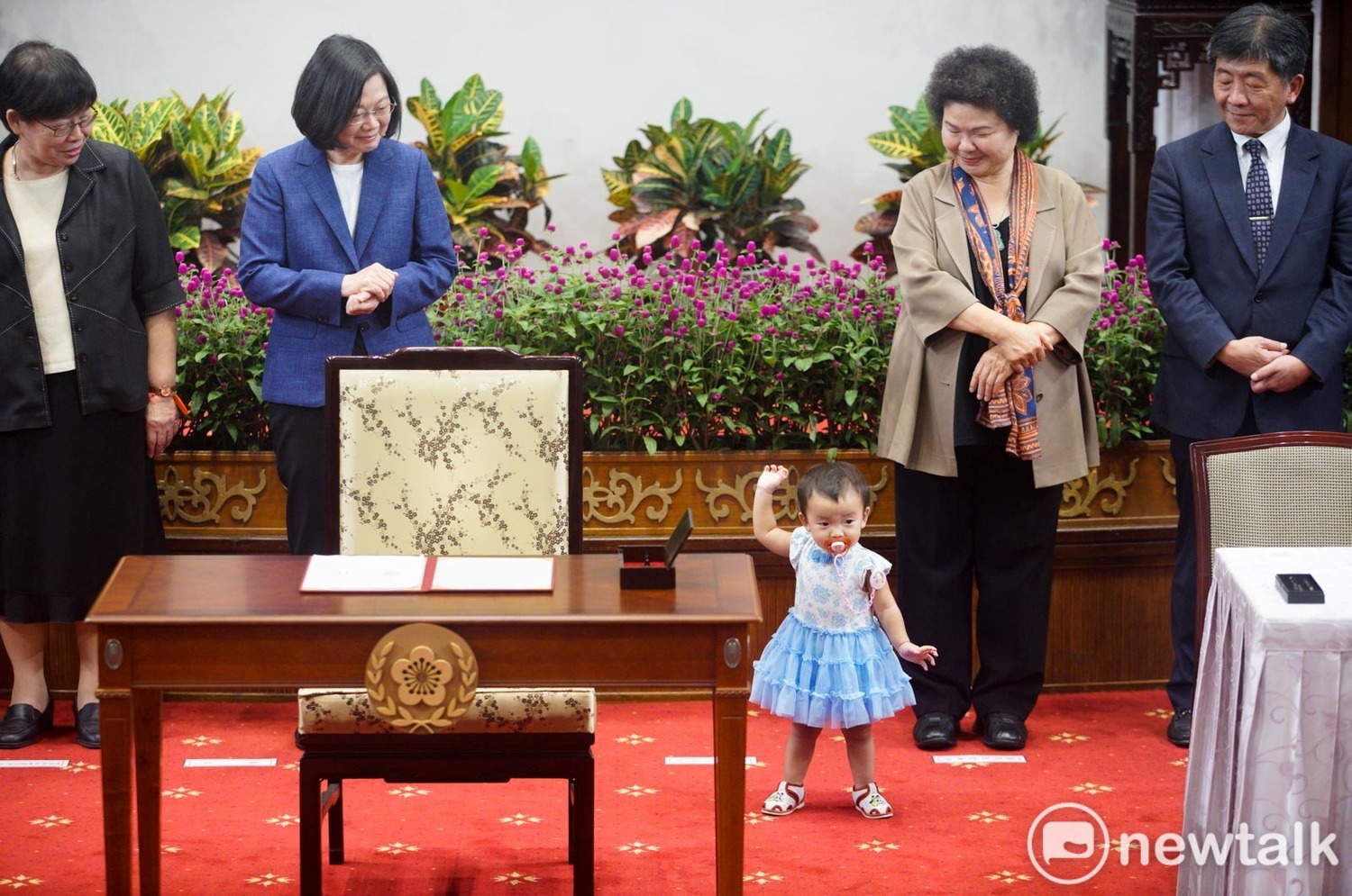 總統蔡英文在行政院長賴清德、總統府秘書長陳菊等人的陪同下,「簽署『兒童及少年未來教育與發展帳戶條例』。 總統蔡英文在行政院長賴清德、總統府秘書長陳菊等人的陪同下,「簽署『兒童及少年未來教育與發展帳戶條例』。